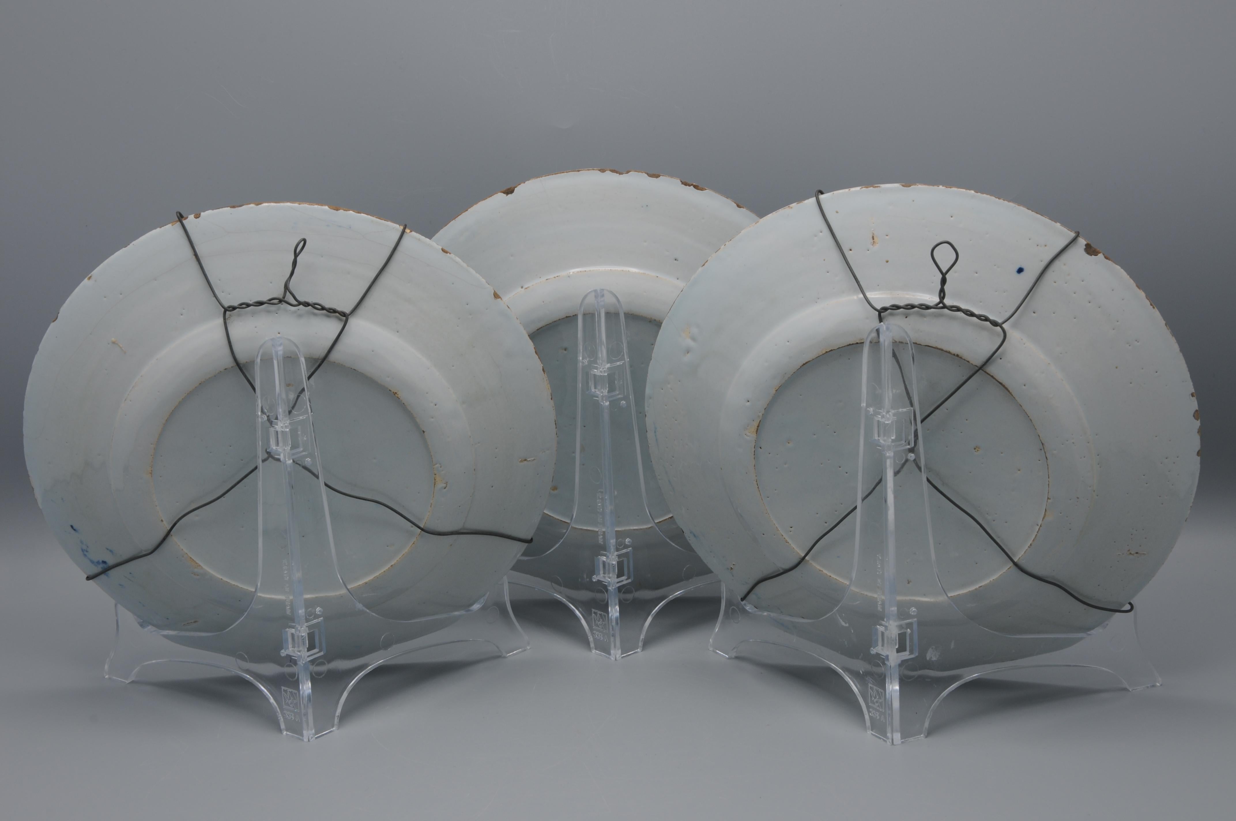 Delft - ensemble de trois assiettes chinoises, milieu du 18e siècle en vente 7