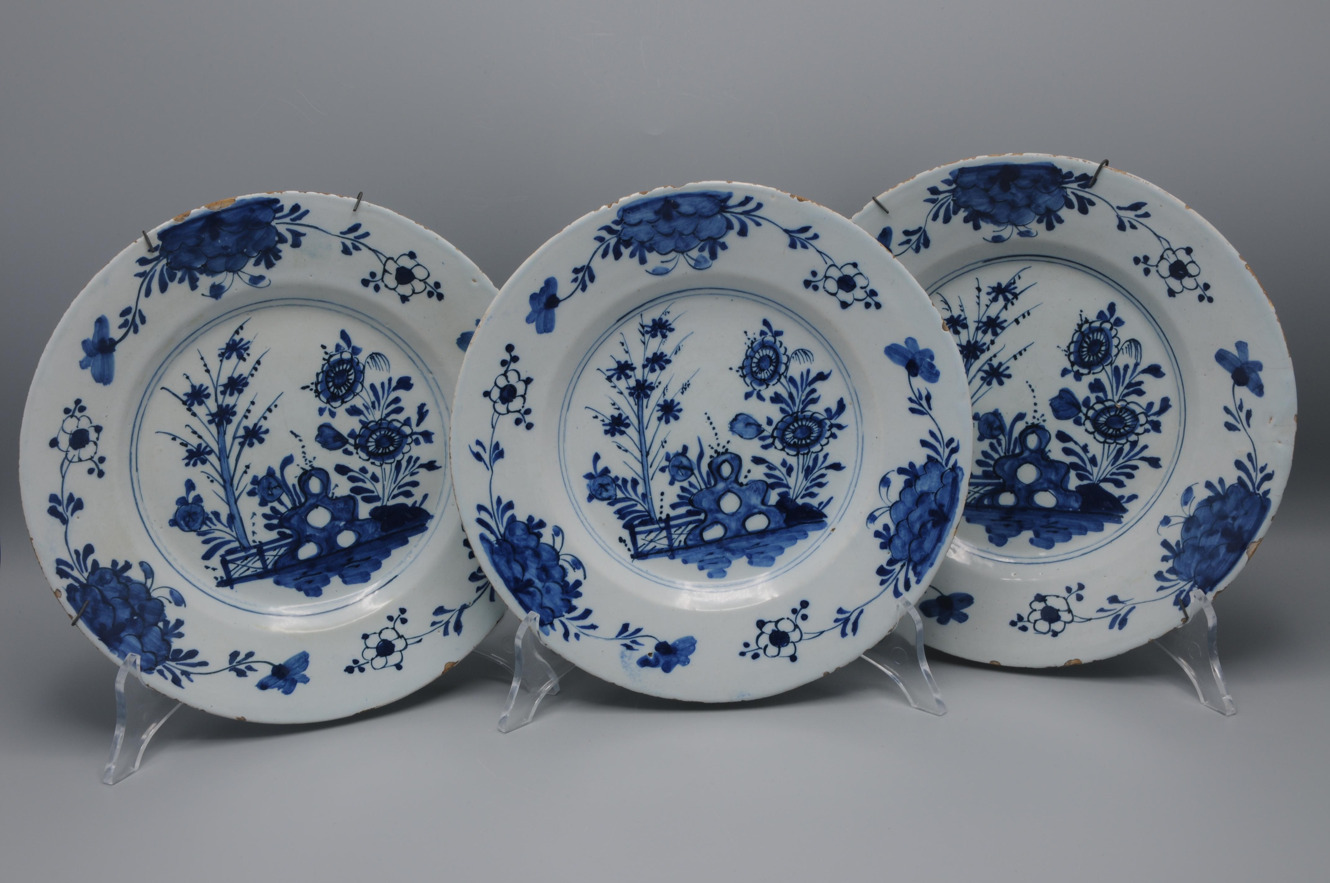 Rococo Delft - ensemble de trois assiettes chinoises, milieu du 18e siècle en vente