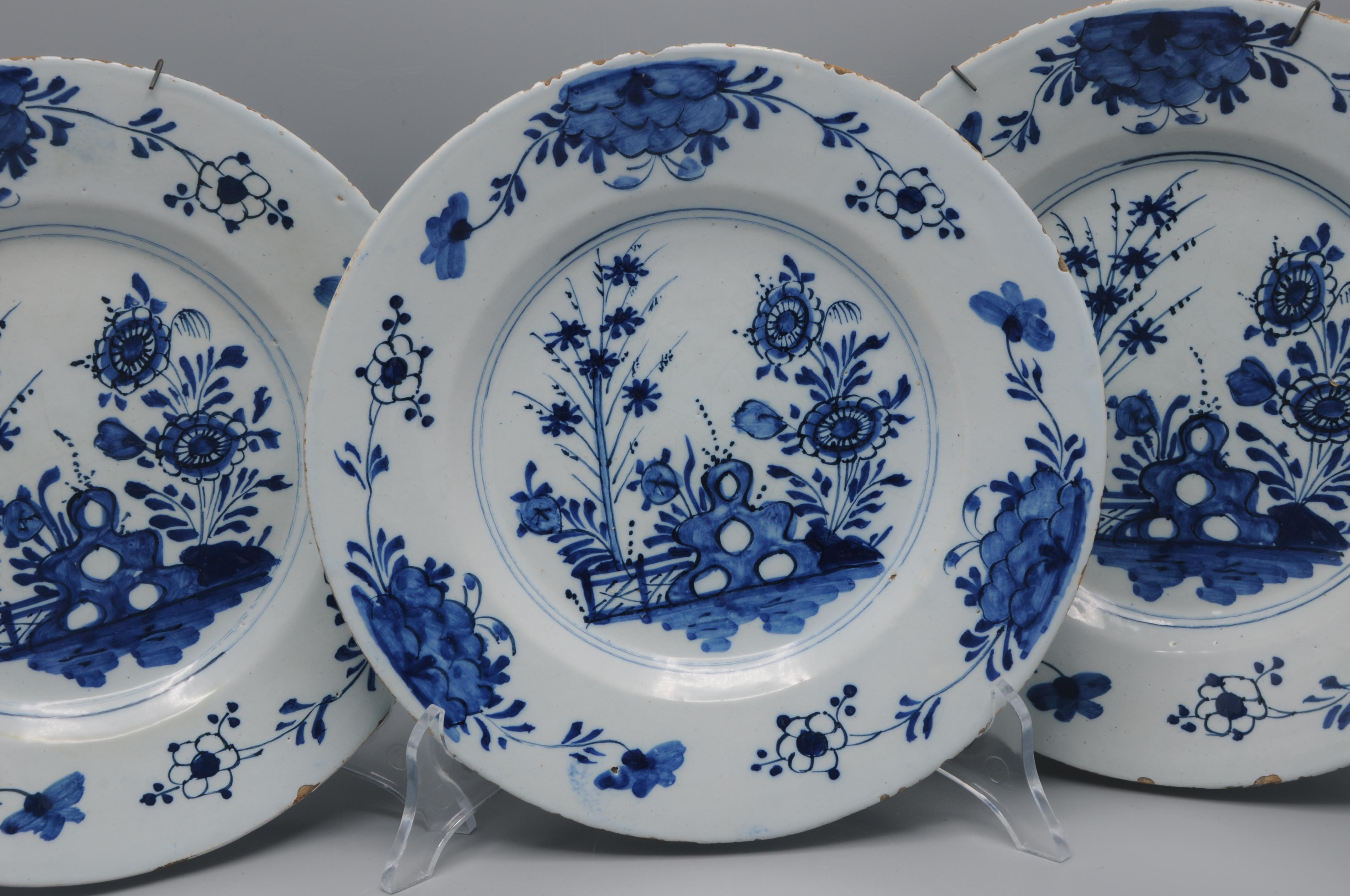 Néerlandais Delft - ensemble de trois assiettes chinoises, milieu du 18e siècle en vente