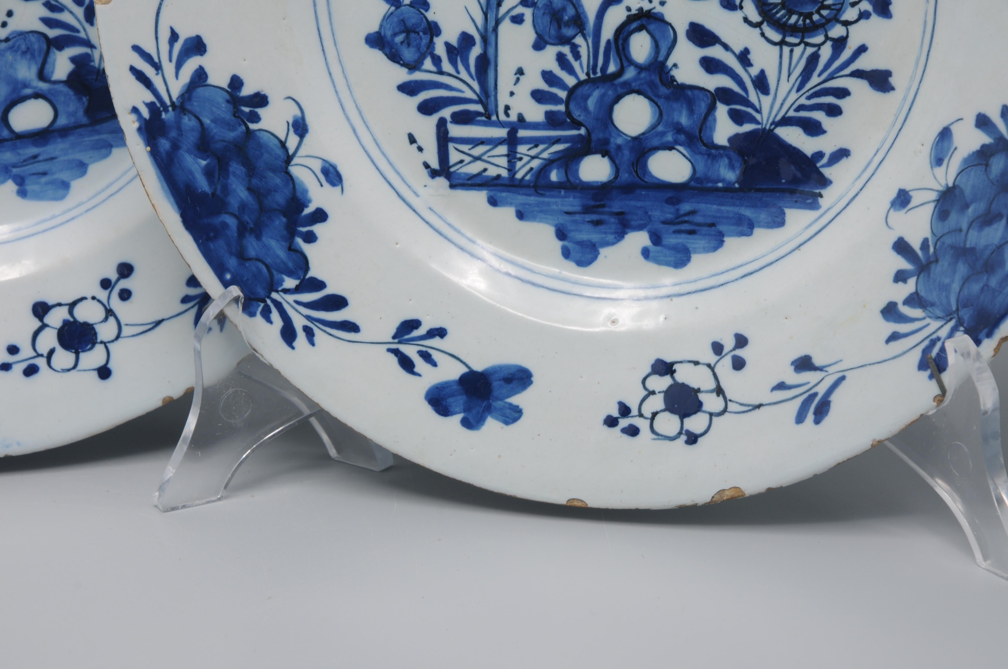 XVIIIe siècle Delft - ensemble de trois assiettes chinoises, milieu du 18e siècle en vente