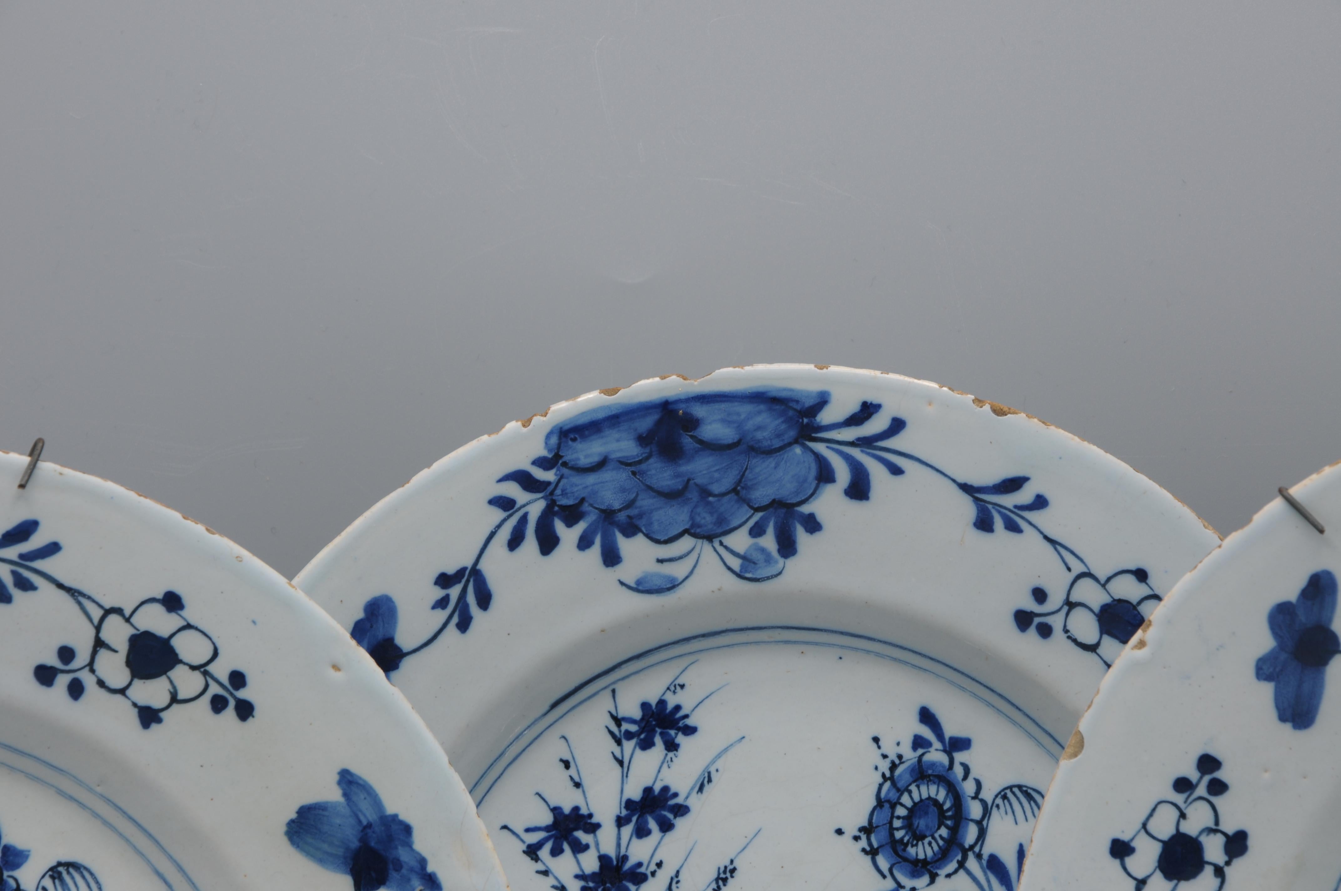 Poterie Delft - ensemble de trois assiettes chinoises, milieu du 18e siècle en vente