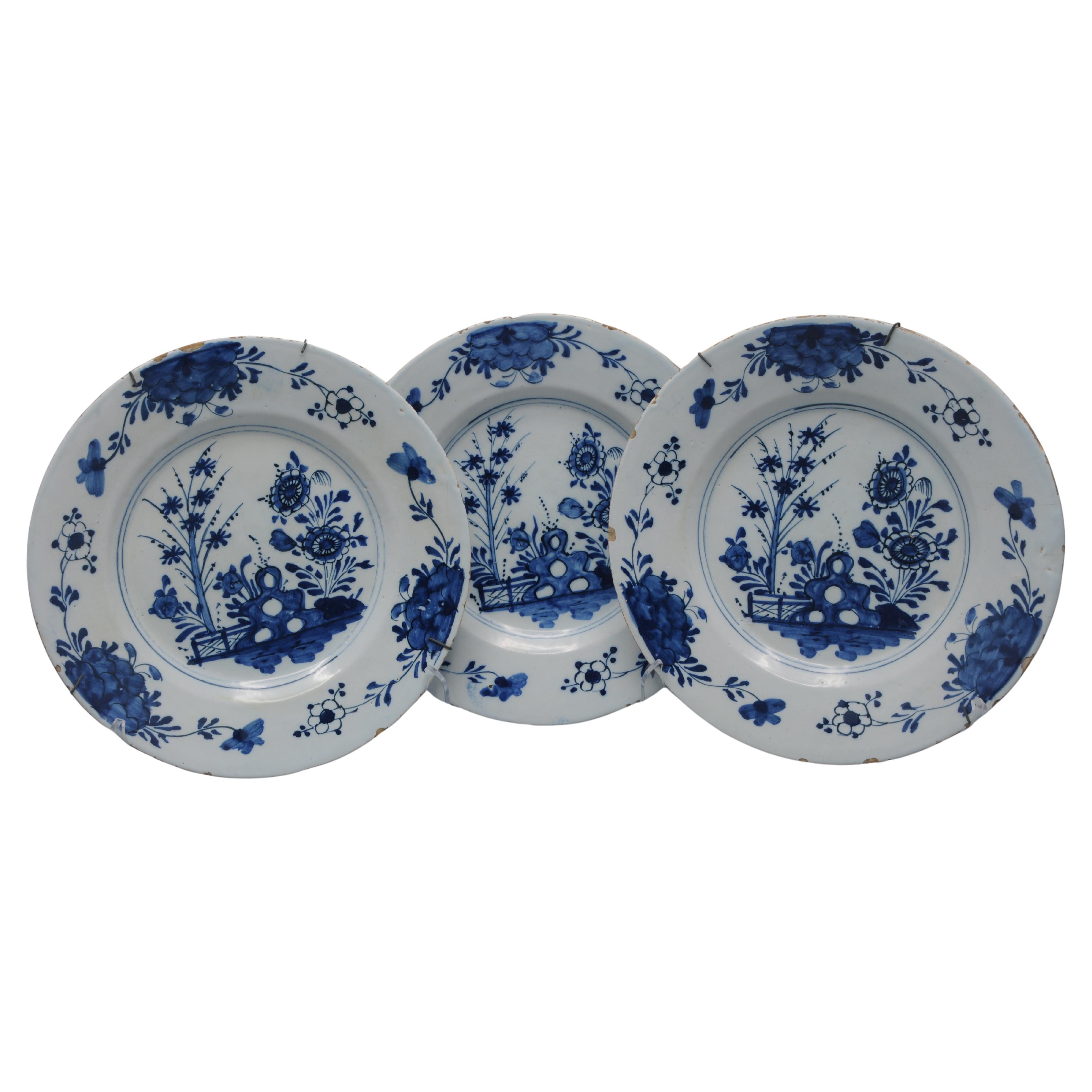 Delft - ensemble de trois assiettes chinoises, milieu du 18e siècle en vente