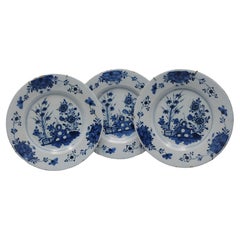 Delft - juego de tres platos de chinoiserie, mediados del siglo XVIII