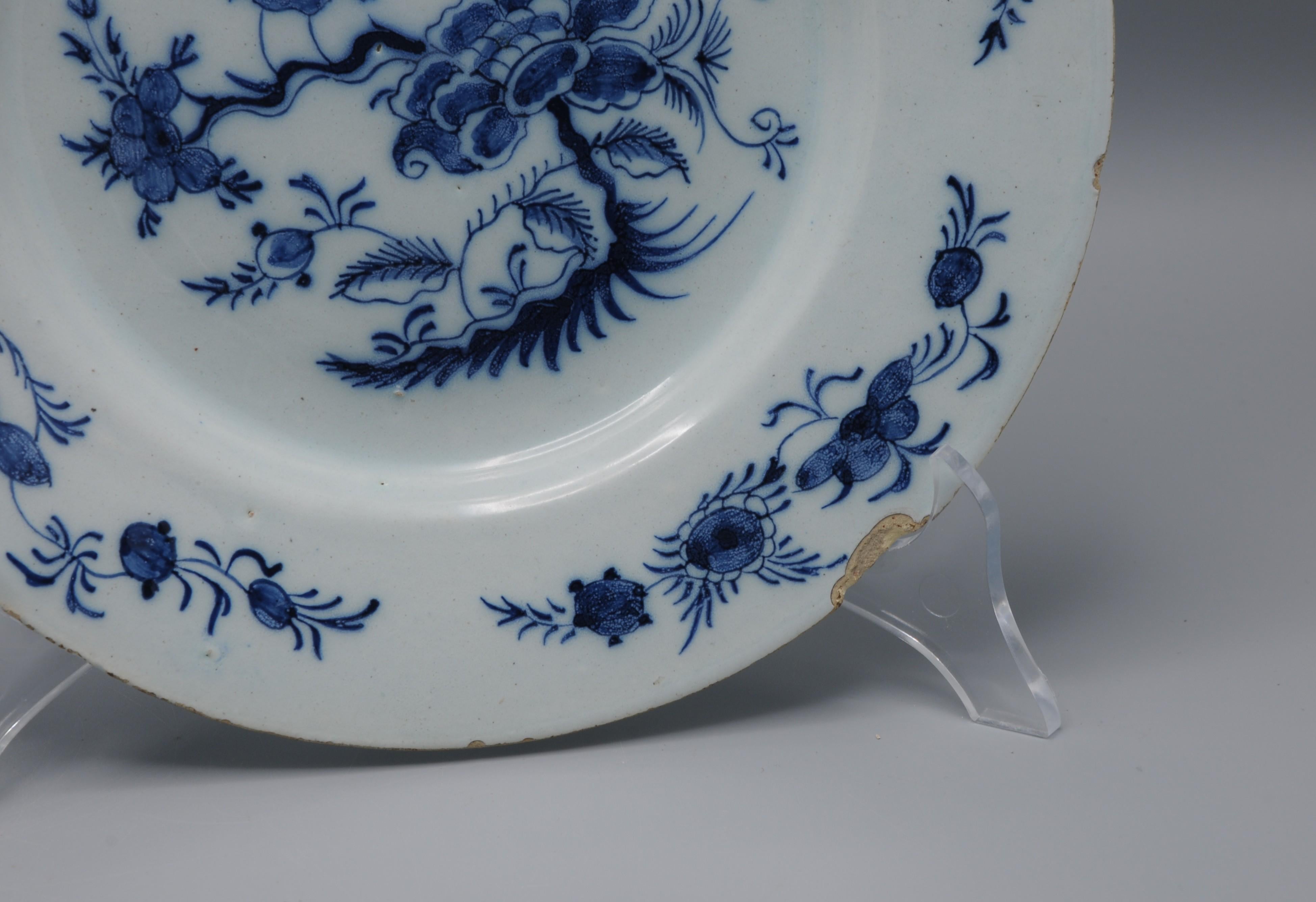 Delft - set of three chinoiserie plates, mid 18th century For Sale 2
