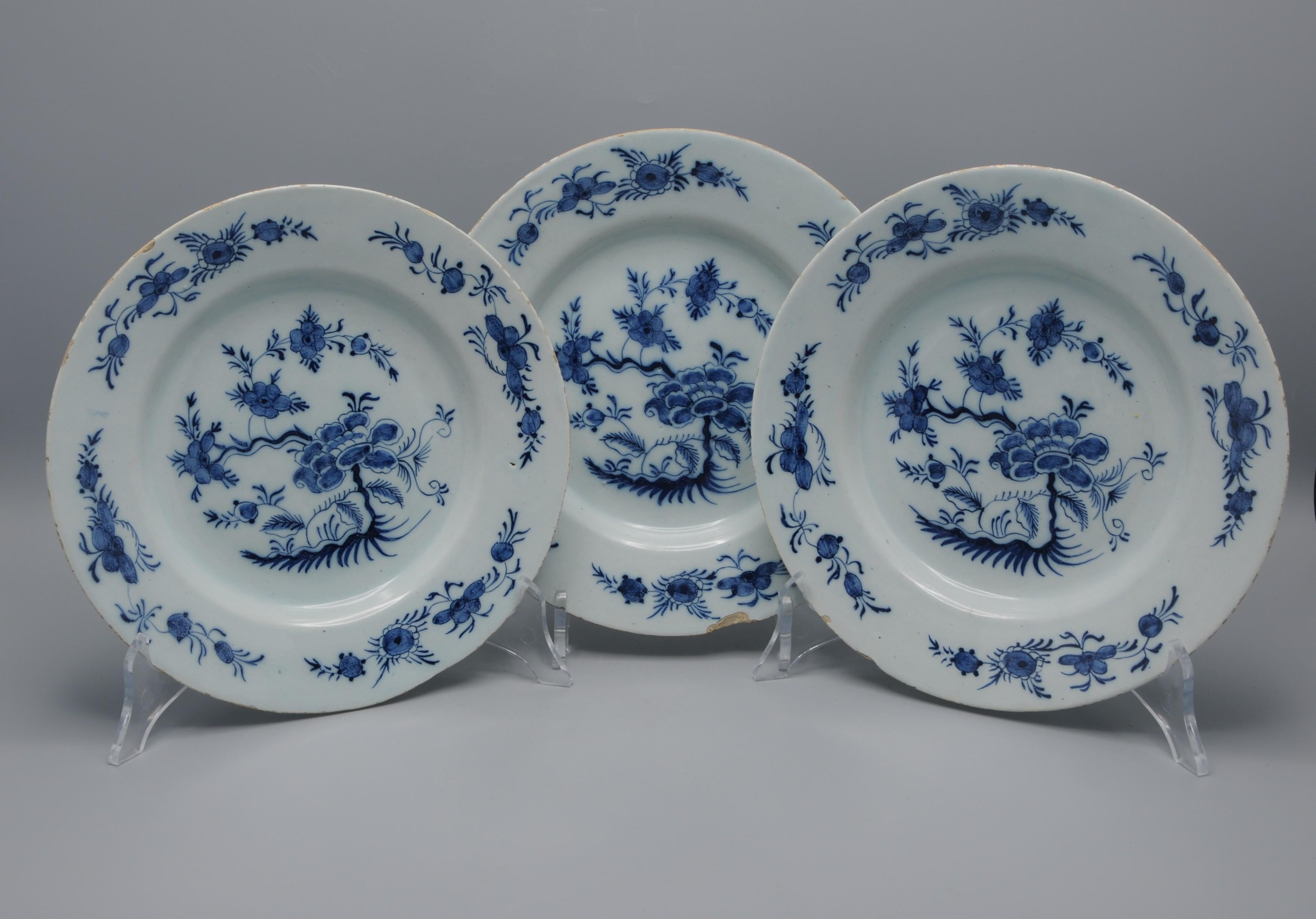 Rococo Delft - set of three chinoiserie plates, mid 18th century For Sale