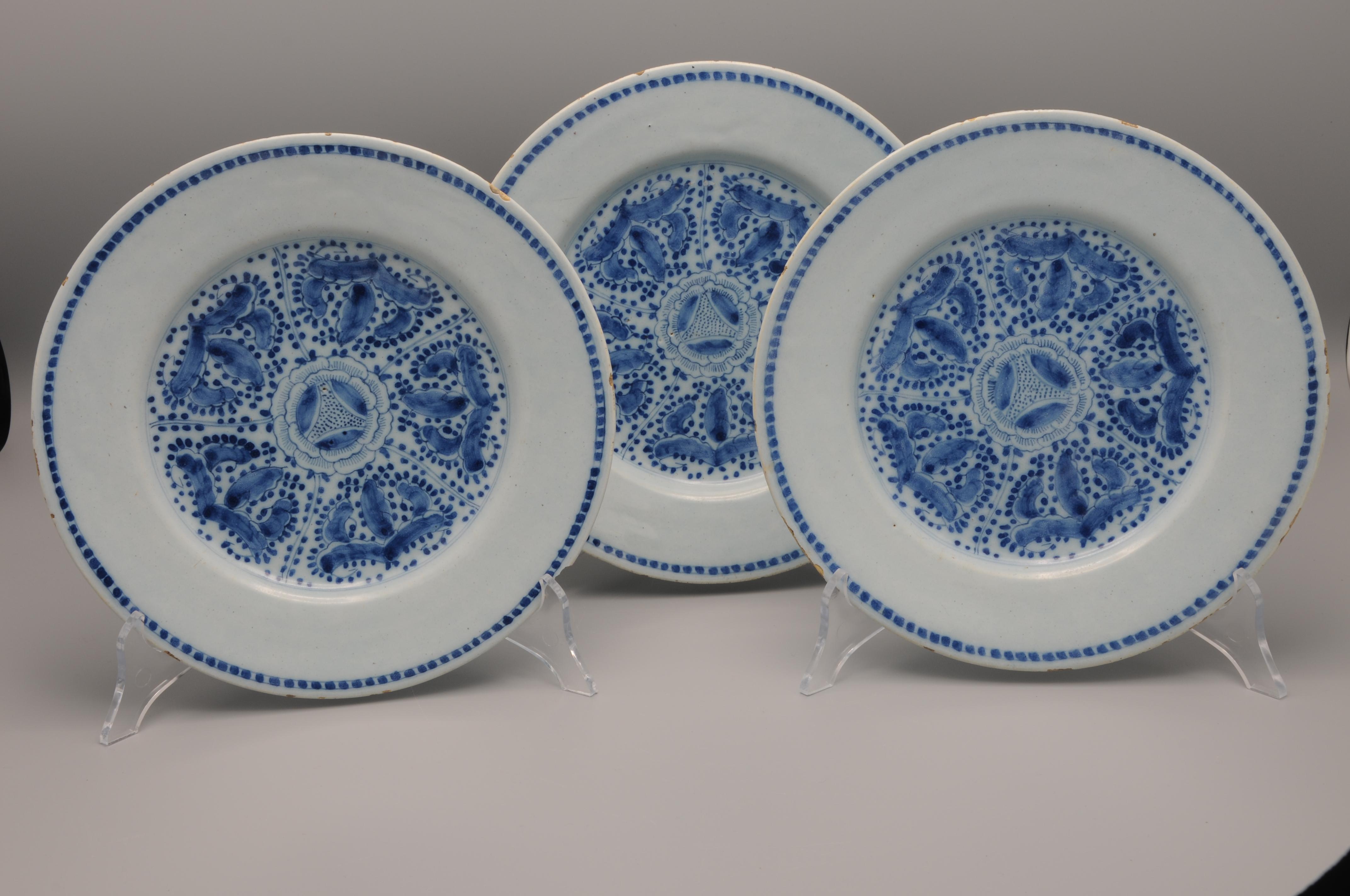Rococo Delft - set of three plates, mid 18th century For Sale