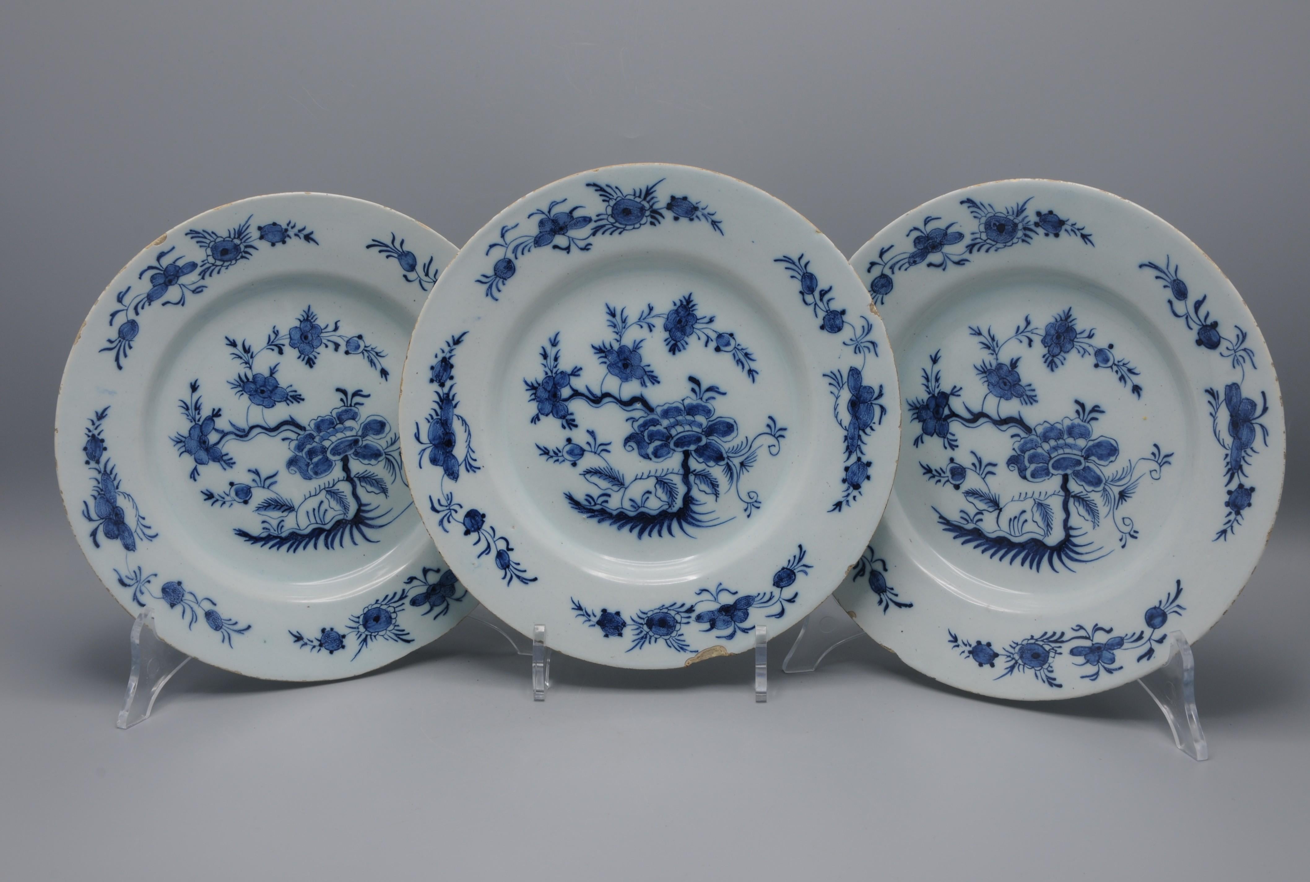 Dutch Delft - set of three chinoiserie plates, mid 18th century For Sale
