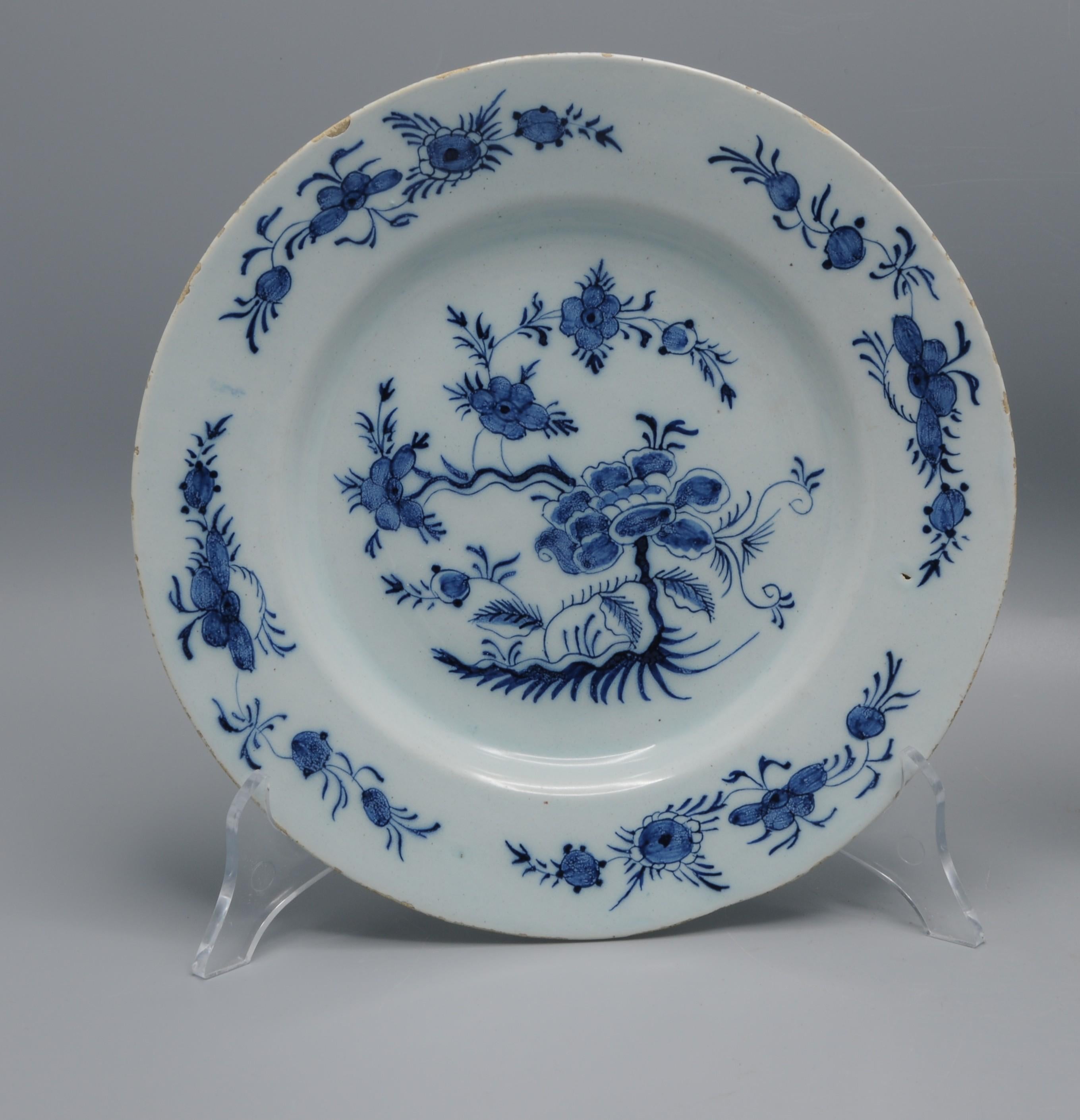 Hand-Painted Delft - set of three chinoiserie plates, mid 18th century For Sale
