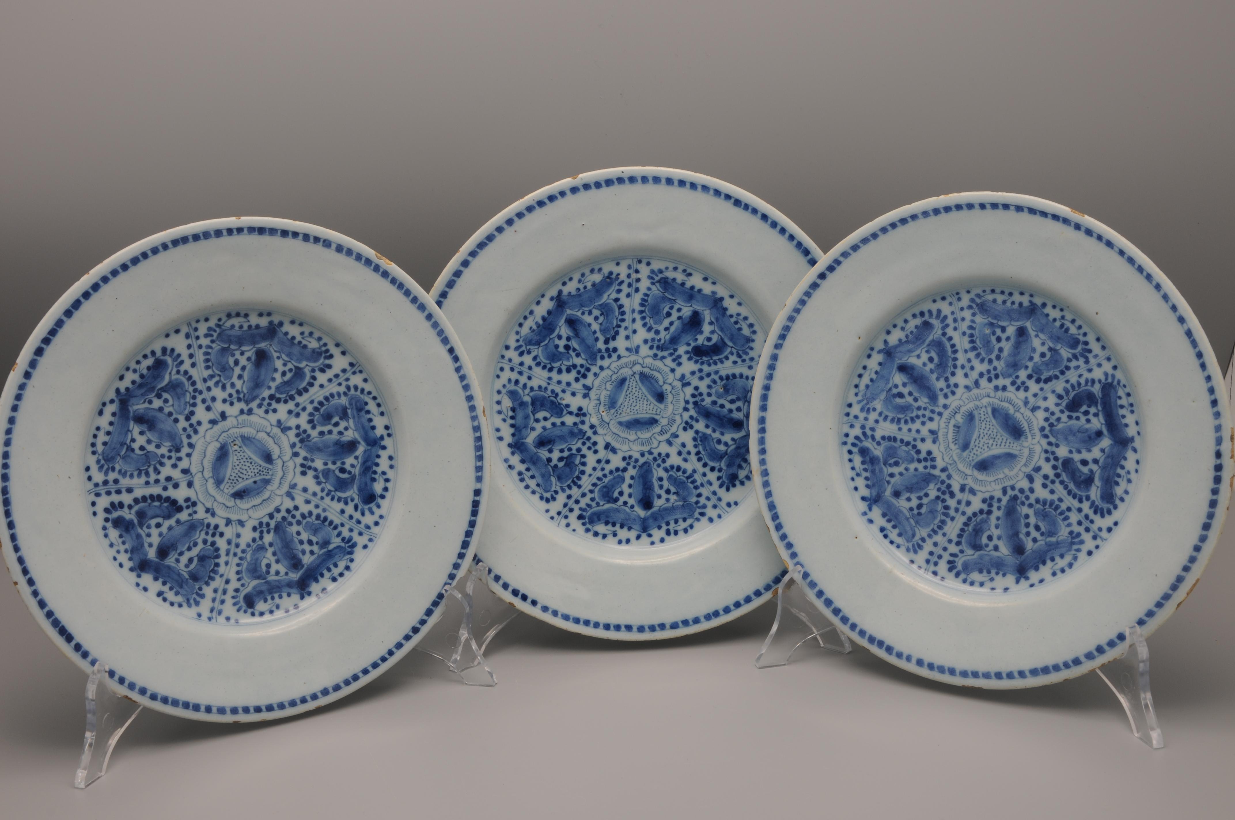 Delft - set of three plates, mid 18th century In Good Condition For Sale In DELFT, NL