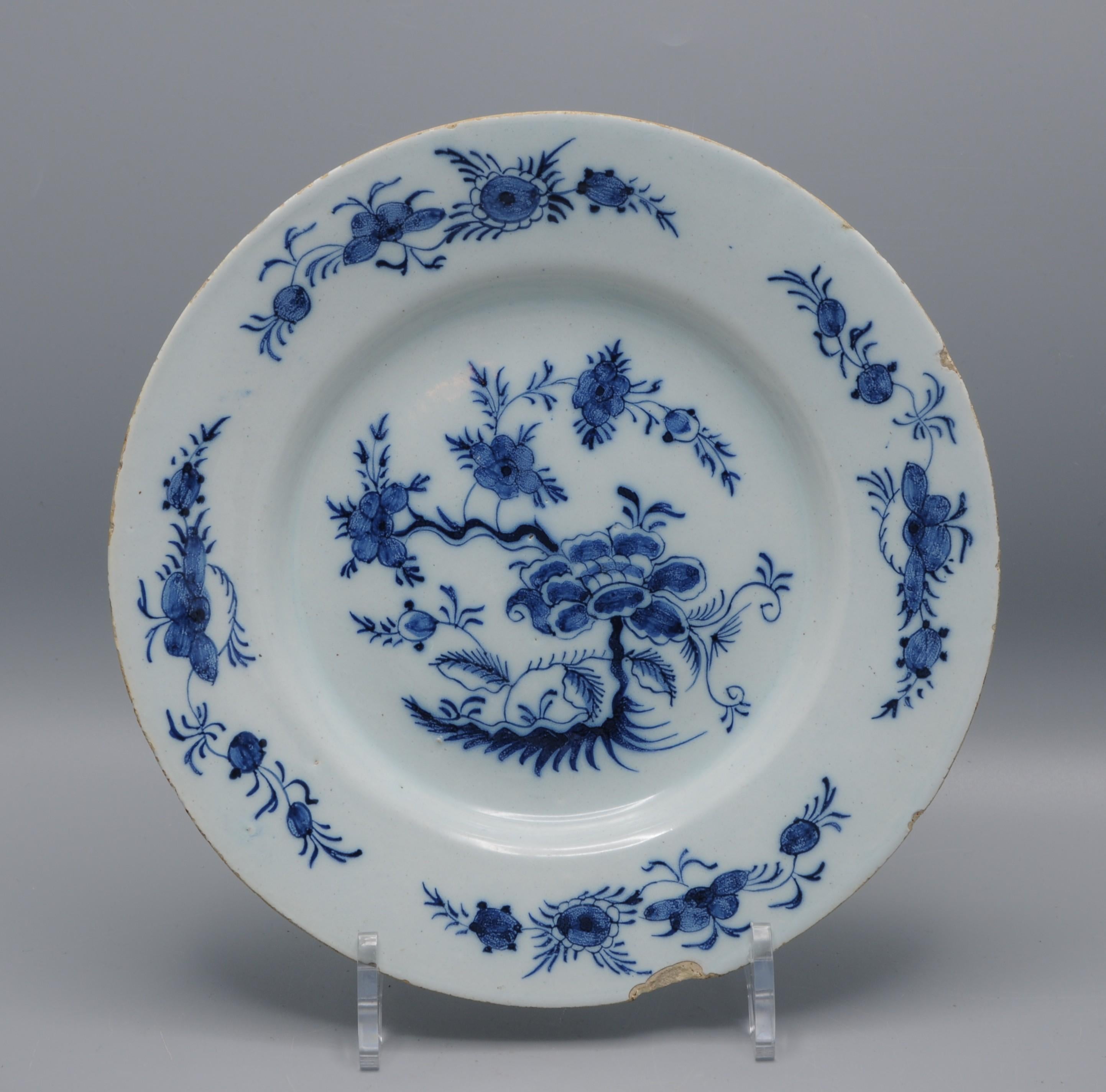 Delft - set of three chinoiserie plates, mid 18th century In Good Condition For Sale In DELFT, NL