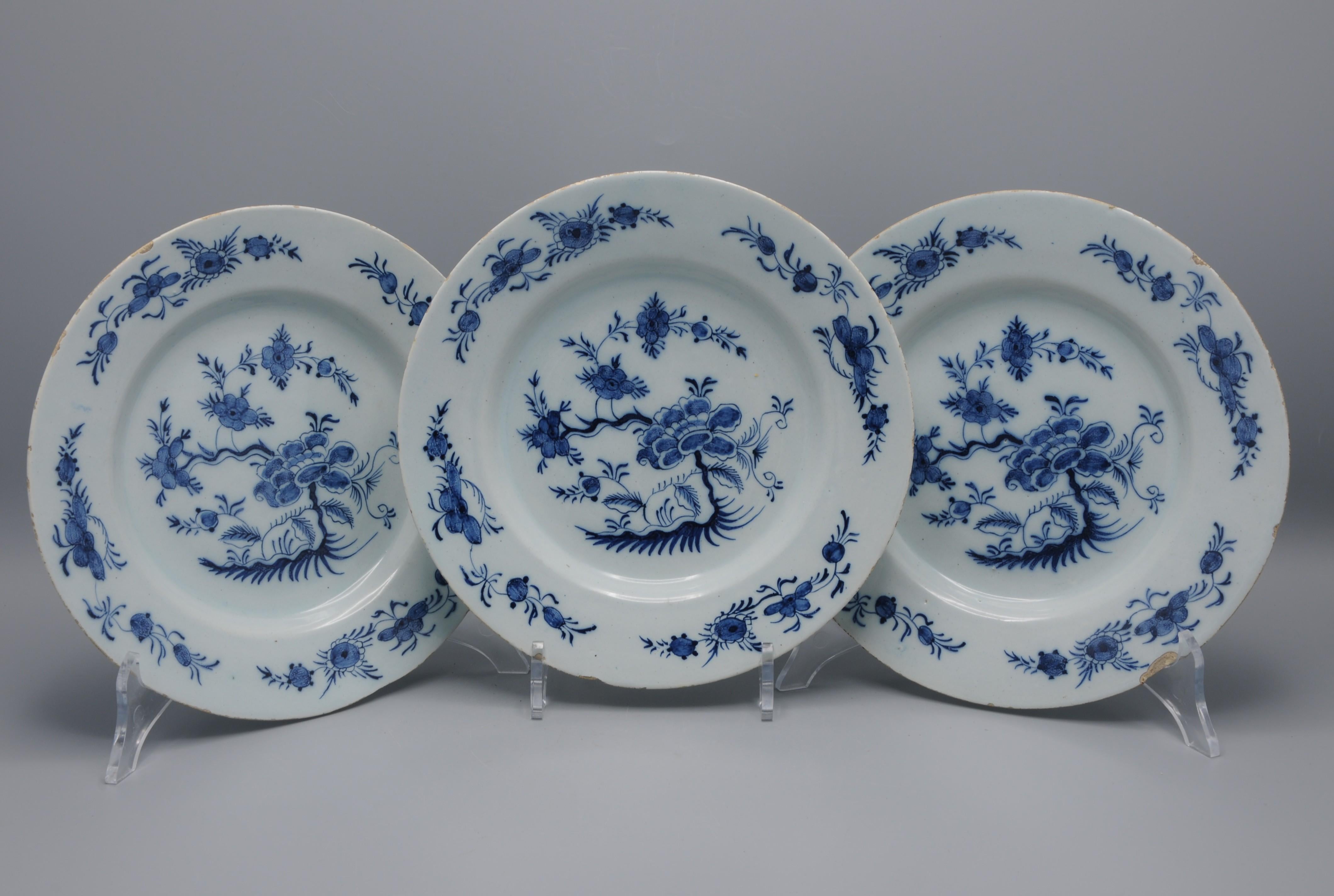 Earthenware Delft - set of three chinoiserie plates, mid 18th century For Sale