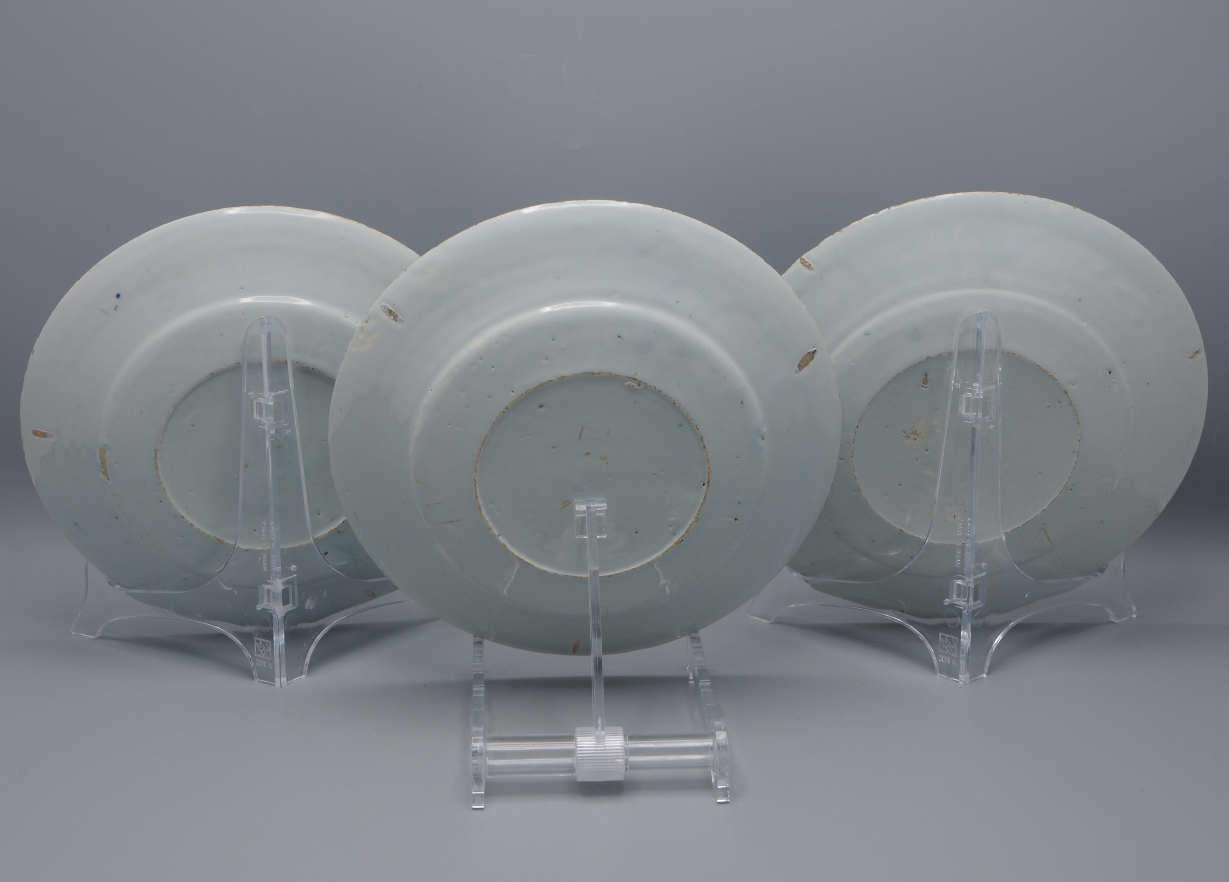 Delft - set of three chinoiserie plates, mid 18th century For Sale 1