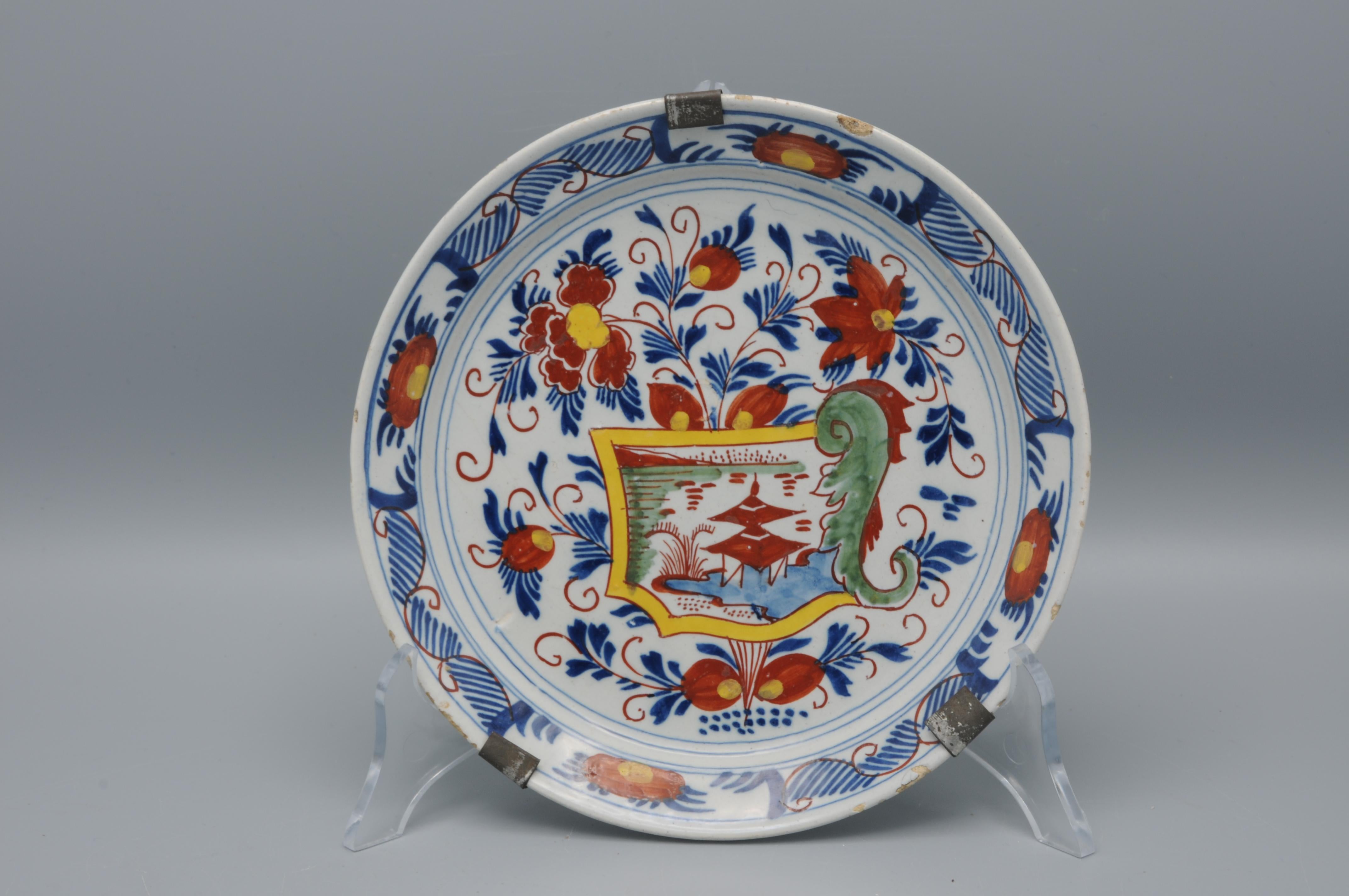 Delft - kleiner polychromer Teller - spätes 18. Jahrhundert (Chinoiserie) im Angebot