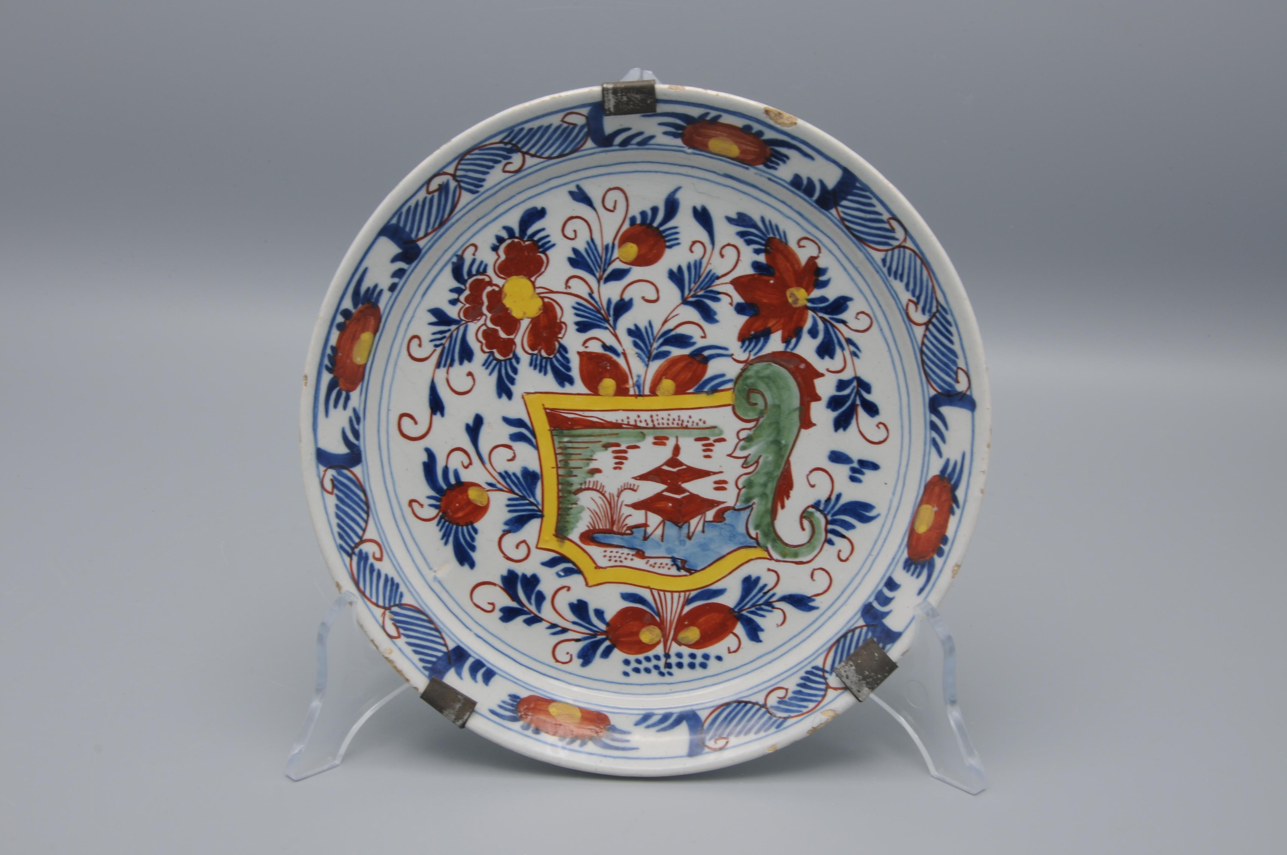 Delft - kleiner polychromer Teller - spätes 18. Jahrhundert (Niederländisch) im Angebot