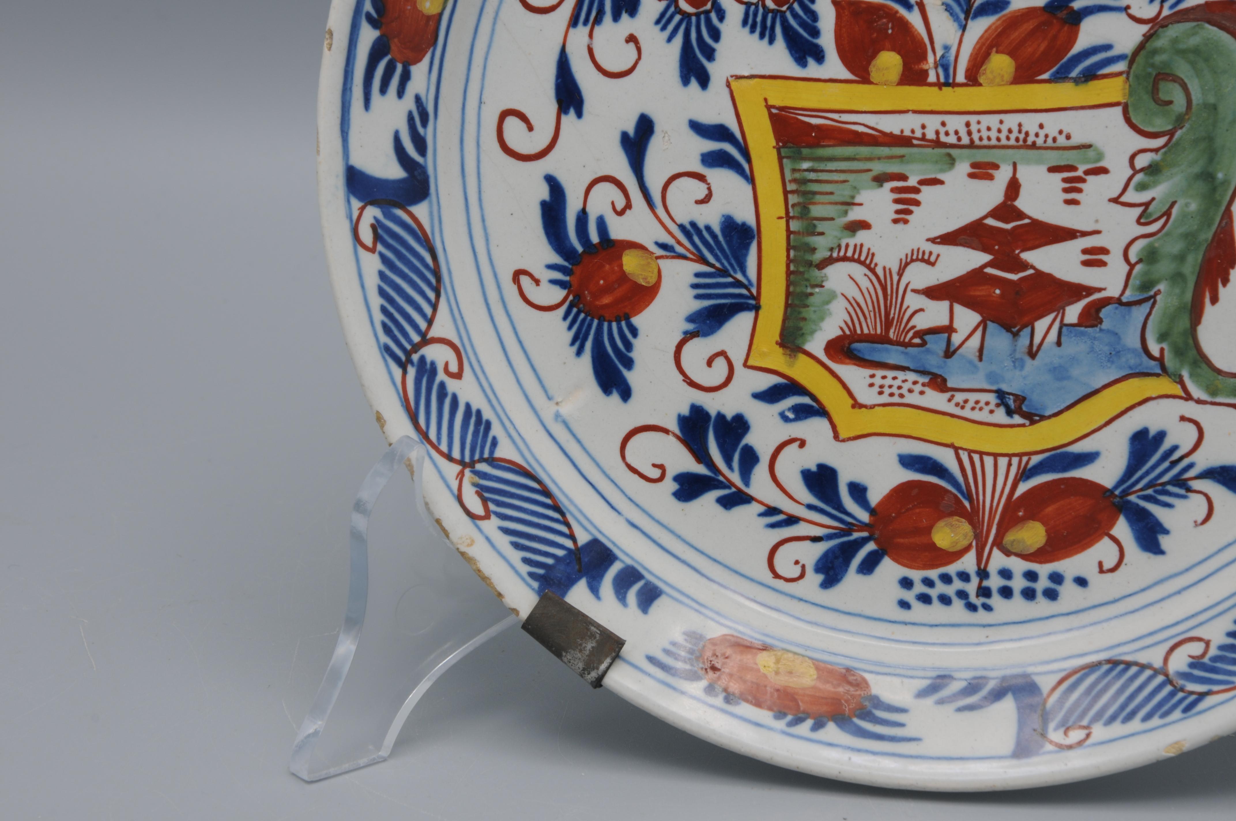 Delft - kleiner polychromer Teller - spätes 18. Jahrhundert (Glasiert) im Angebot