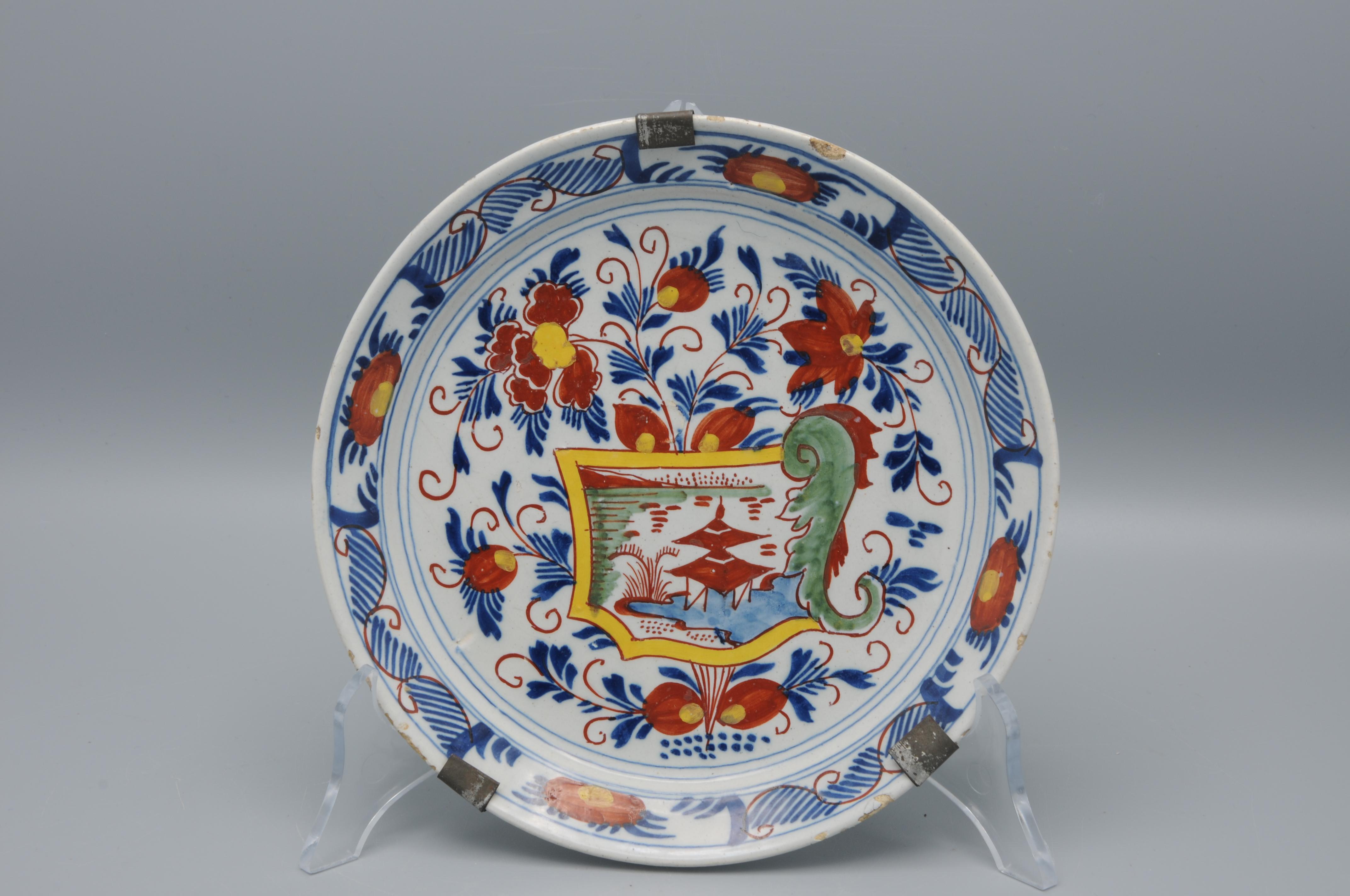 Delft - kleiner polychromer Teller - spätes 18. Jahrhundert im Zustand „Gut“ im Angebot in DELFT, NL