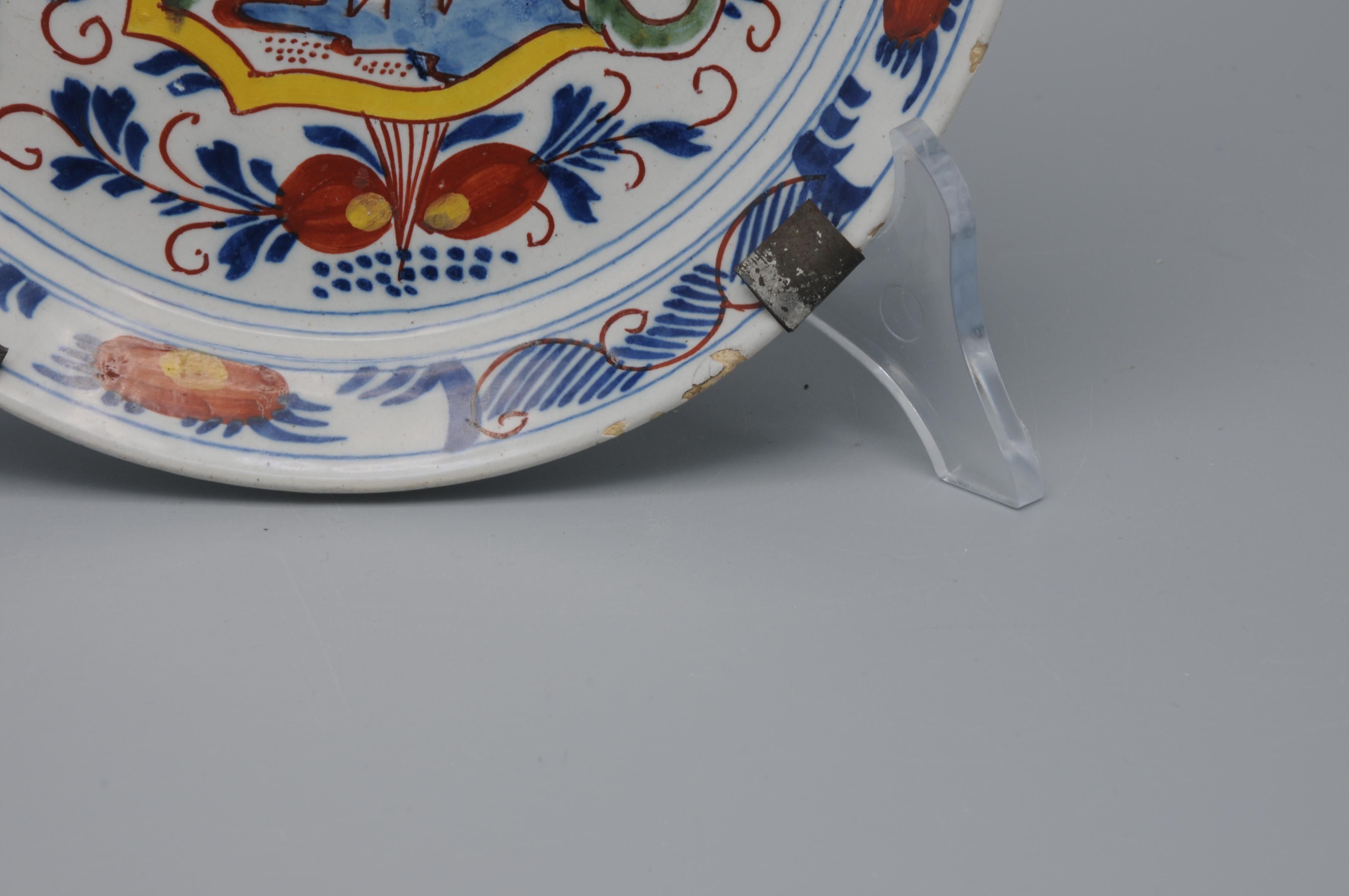 Delft - kleiner polychromer Teller - spätes 18. Jahrhundert (19. Jahrhundert) im Angebot