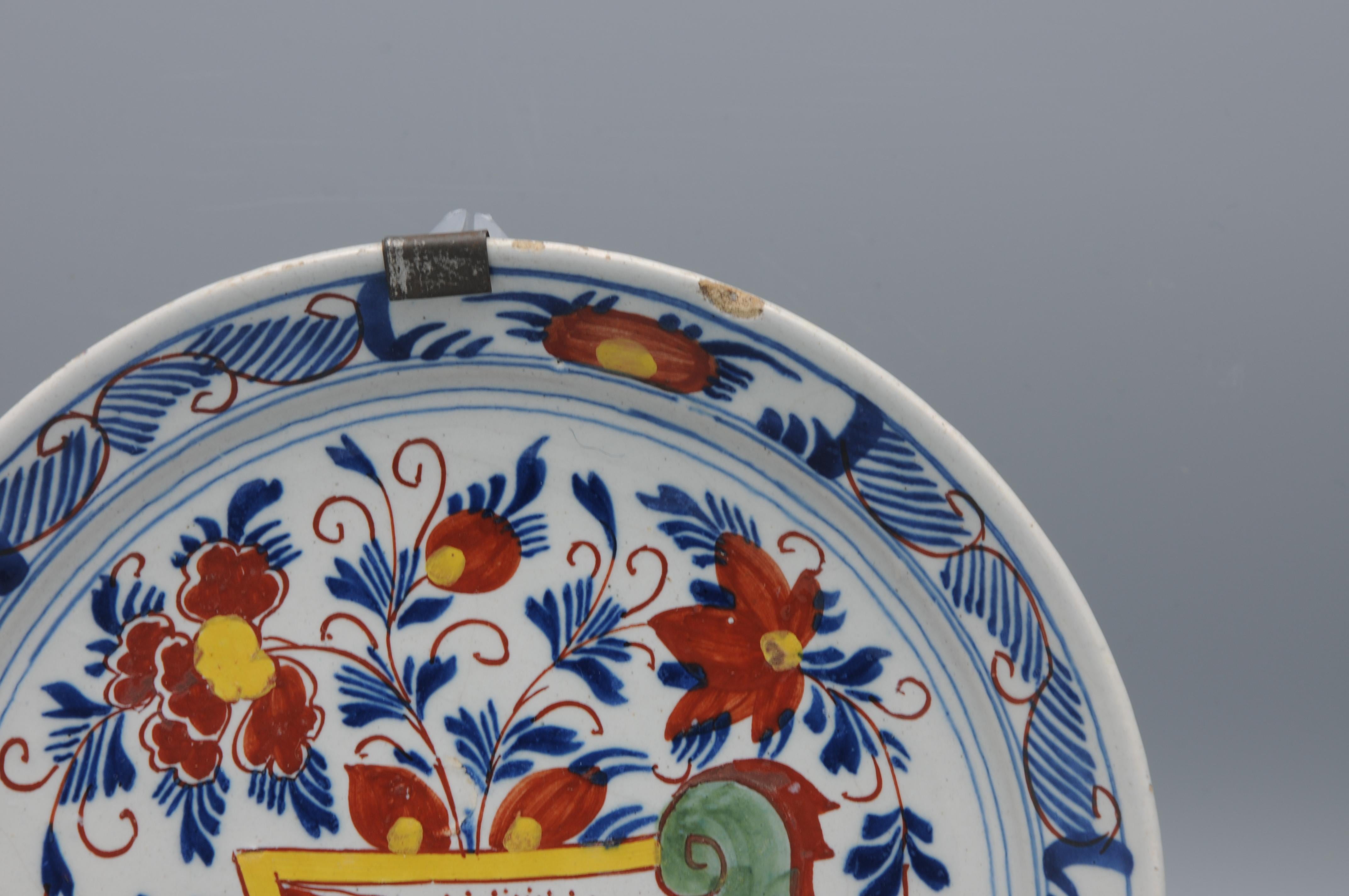 Delft - kleiner polychromer Teller - spätes 18. Jahrhundert (Tonware) im Angebot