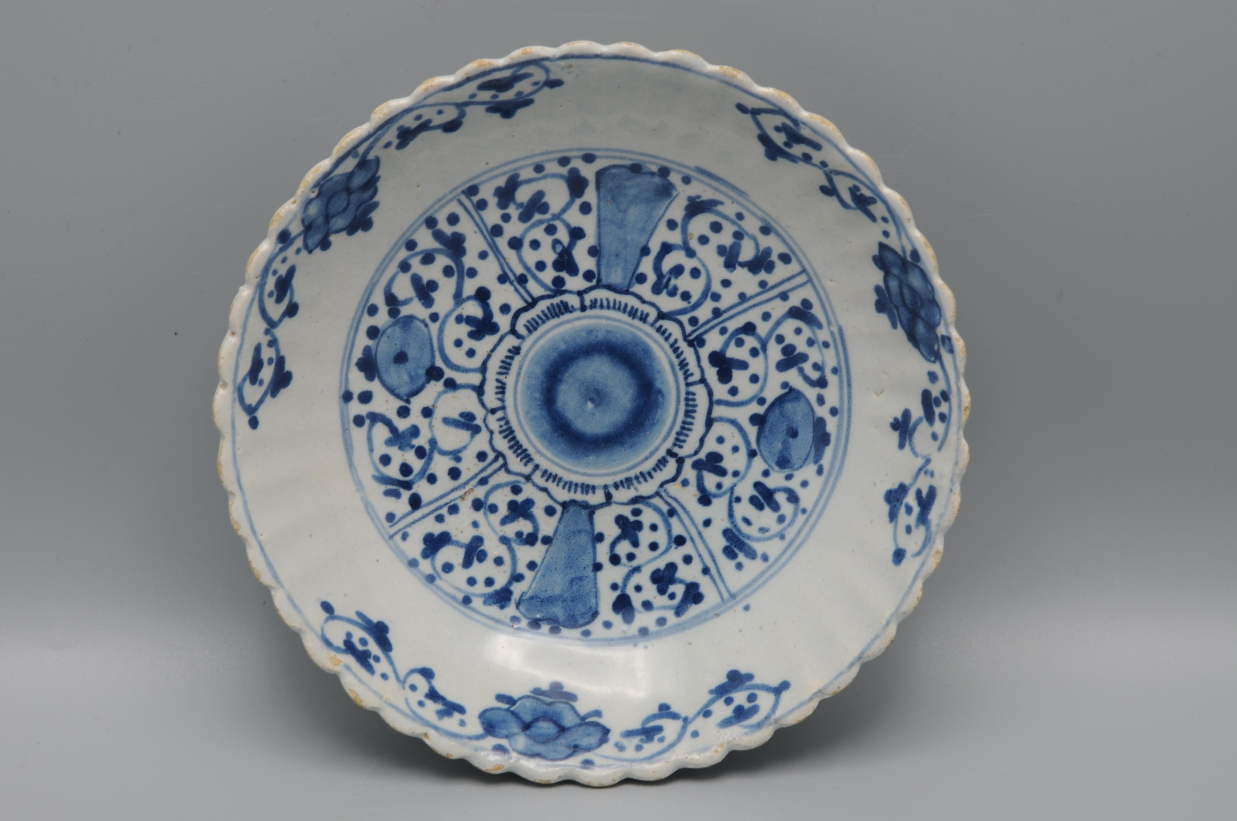 Delfter Fayenceteller von seltener kleiner Größe mit blau-weißem Dekor im chinesischen Kangxi-Stil mit einer Lotusblume in der Mitte und inmitten der Ränder. Der Rand ist mit einem sich wiederholenden Motiv aus vier Lotusblumen mit Ranken