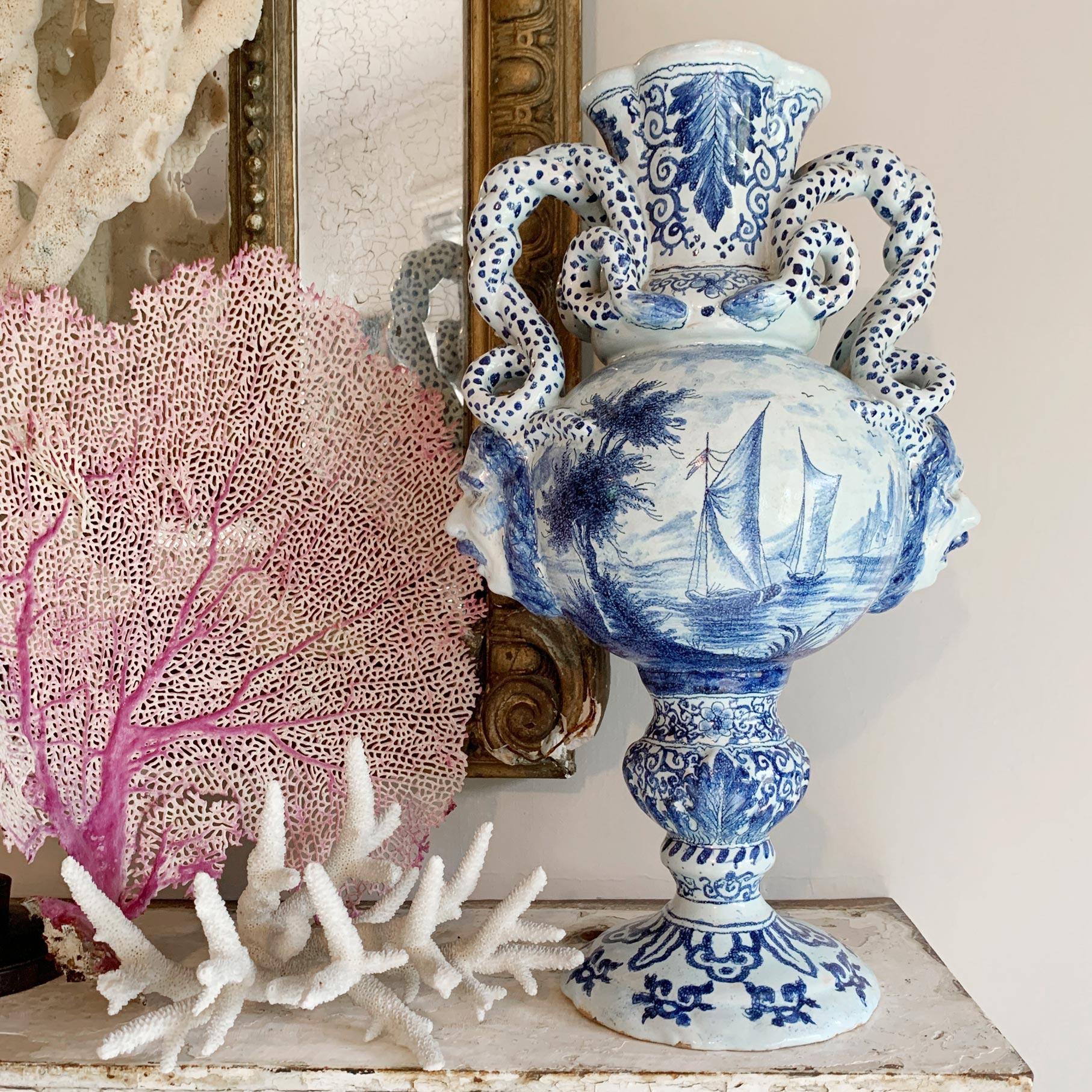 Eine wunderschöne Vase im Stil von Delft aus dem späten achtzehnten Jahrhundert, wahrscheinlich aus französischer Fayence, möglicherweise aus der Fabrik in Saint-Omer. Wunderschön modelliert, mit Zwillingsköpfen des römischen Gottes des Weines und