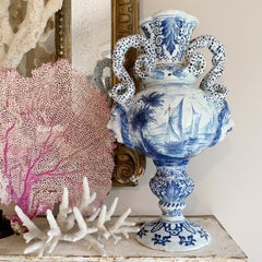 Vase bleu et blanc à anse serpent Bacchus de style Delft Fin du 18ème siècle