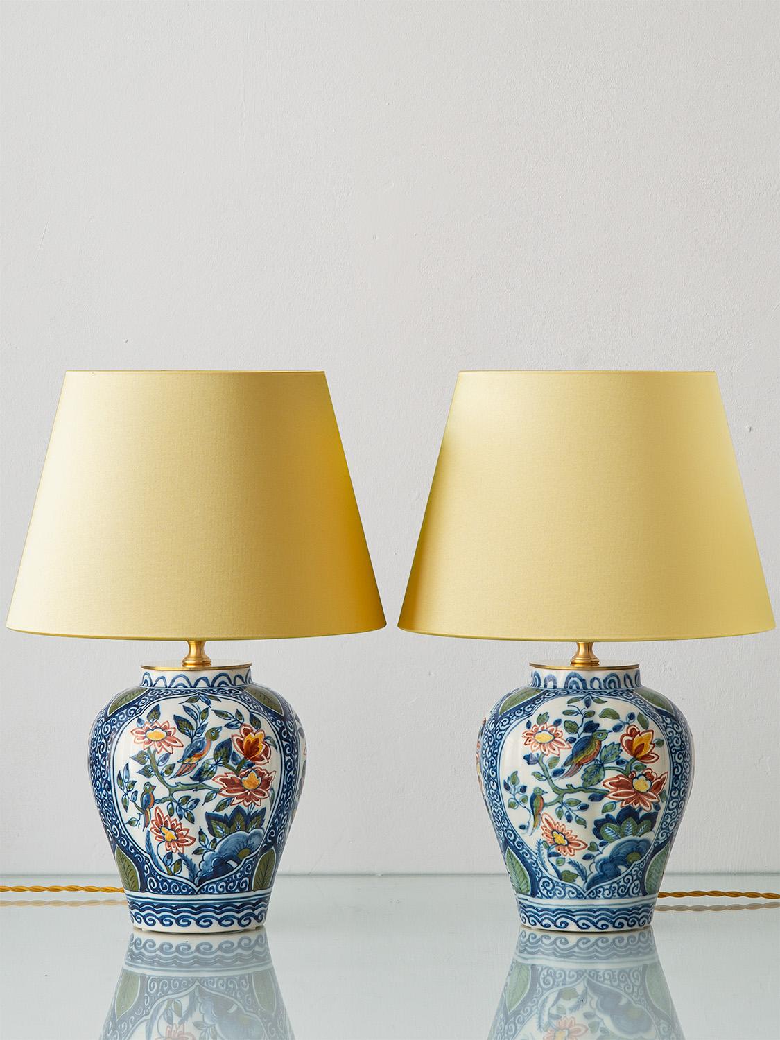 Méticuleusement fabriquée à la main par Amitābha Studio à Amsterdam, Saskia & Serge est une paire de lampes de table unique en son genre, fabriquée à partir de vases vintage peints à la main dans le style Delft par Royal Tichelaar Makkum, la plus