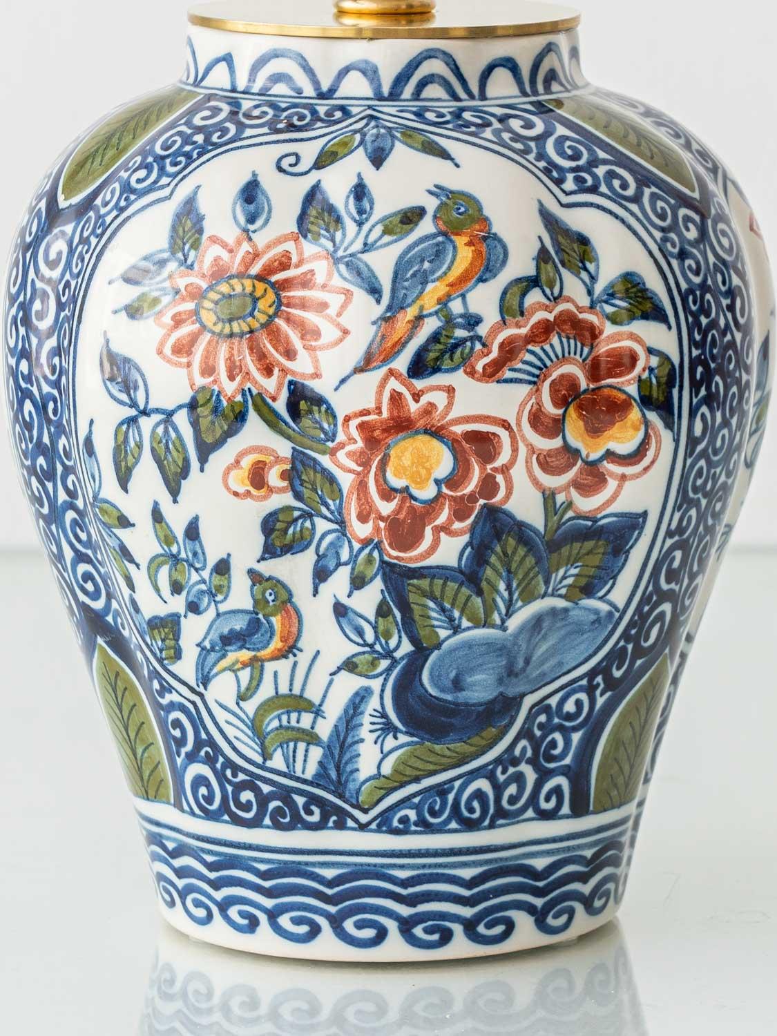20ième siècle Lampes de table Delft par Tichelaar Makkum (1940-1960) avec nouveaux abat-jour, peintes à la main en vente