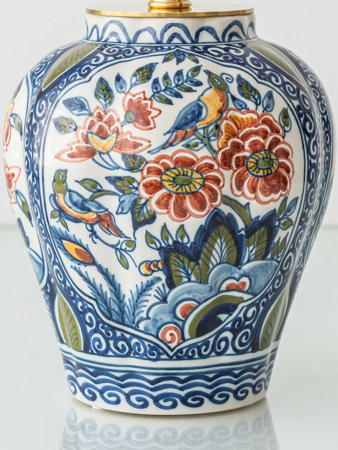 Satin Lampes de table Delft par Tichelaar Makkum (1940-1960) avec nouveaux abat-jour, peintes à la main en vente
