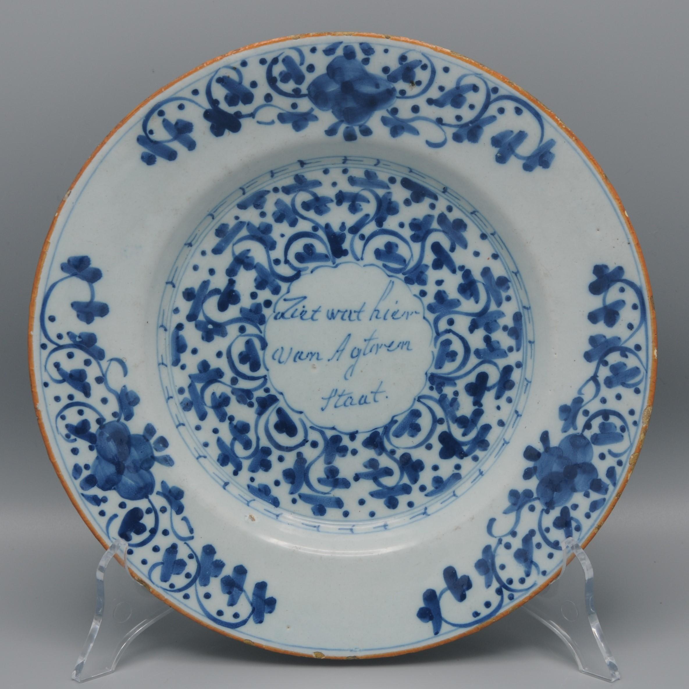 Assiette parlante de Delft avec au recto les mots : 