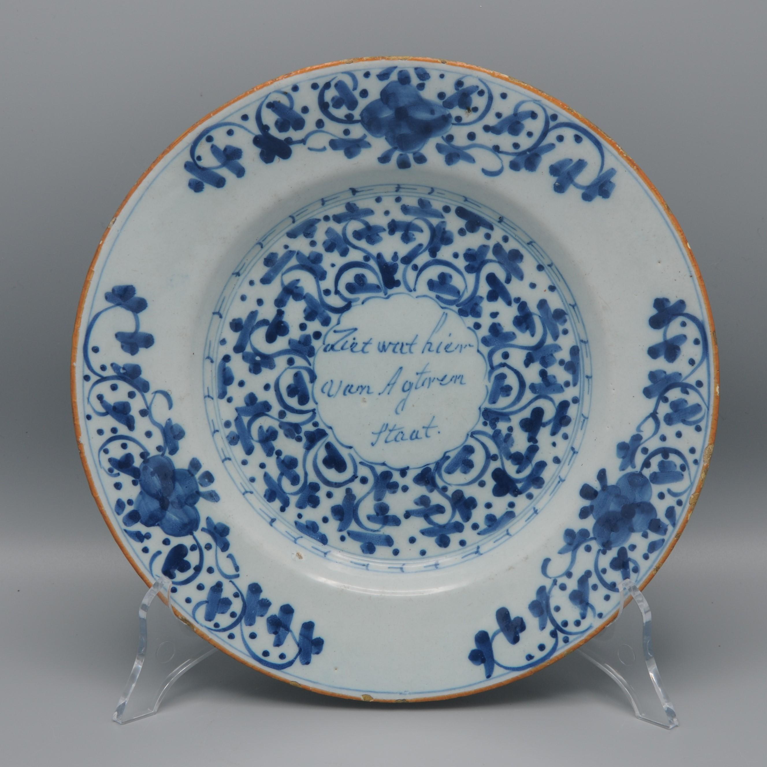 Chinoiseries Delft - assiette parlante 'Ziet wat hier van agteren staat' - fin du 18ème siècle en vente