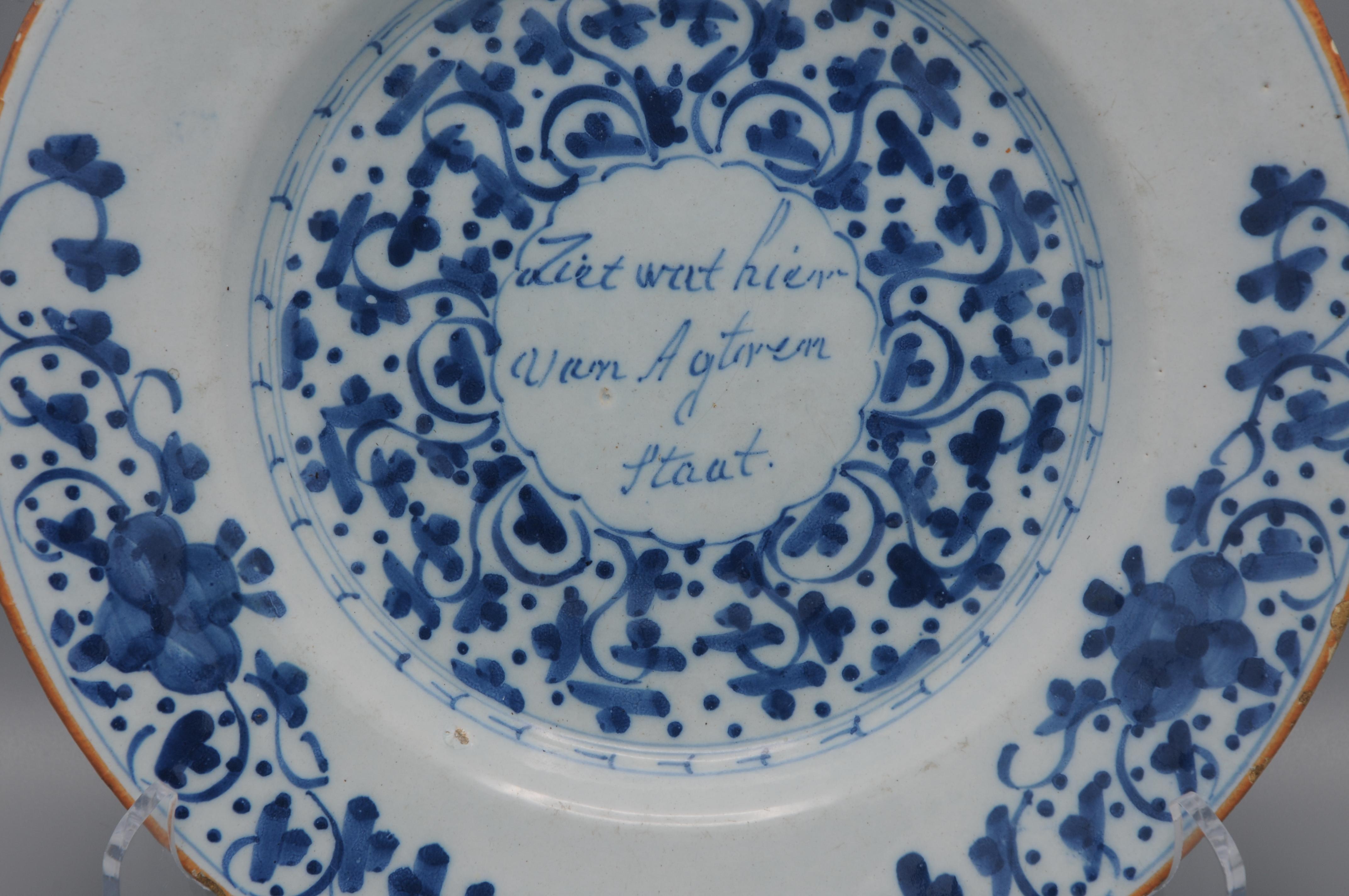 Néerlandais Delft - assiette parlante 'Ziet wat hier van agteren staat' - fin du 18ème siècle en vente
