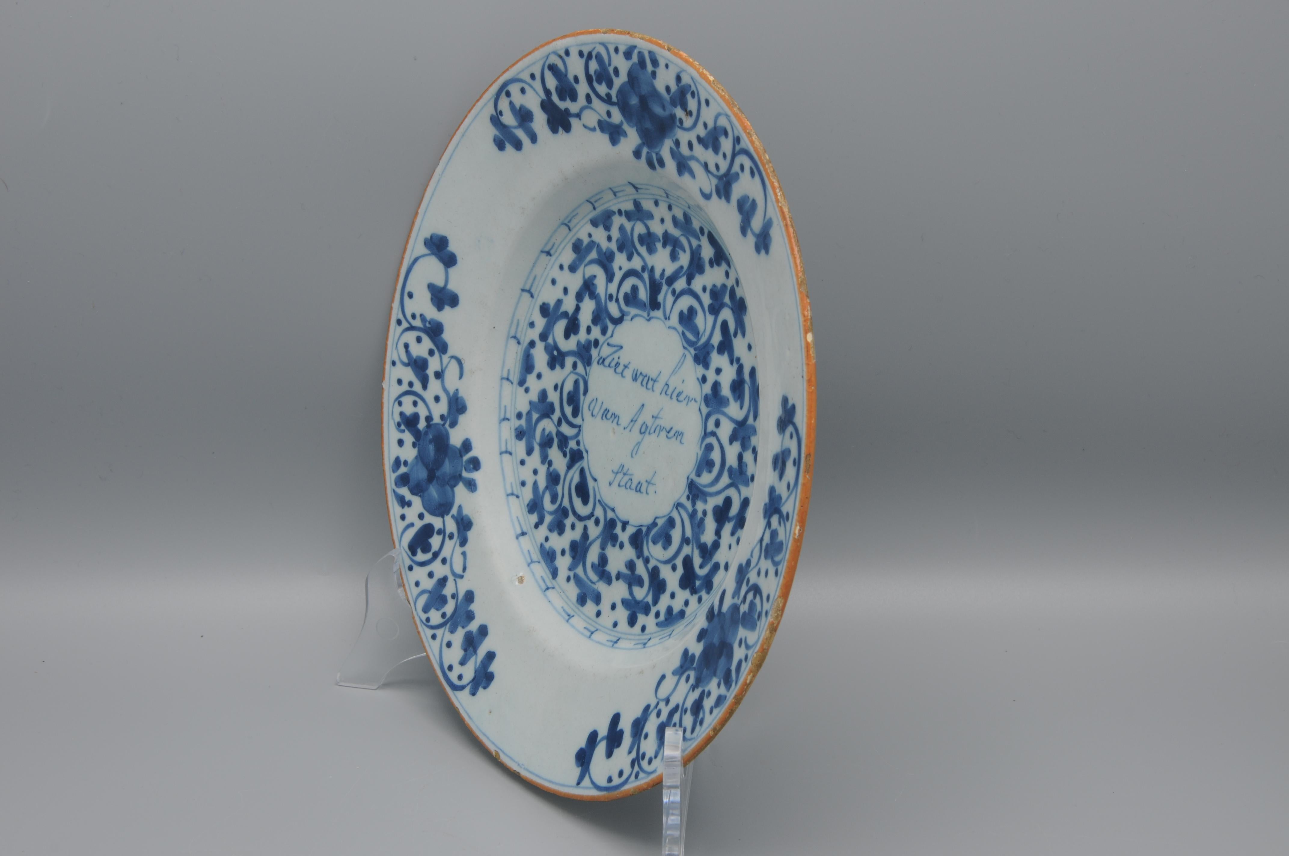 Vernissé Delft - assiette parlante 'Ziet wat hier van agteren staat' - fin du 18ème siècle en vente