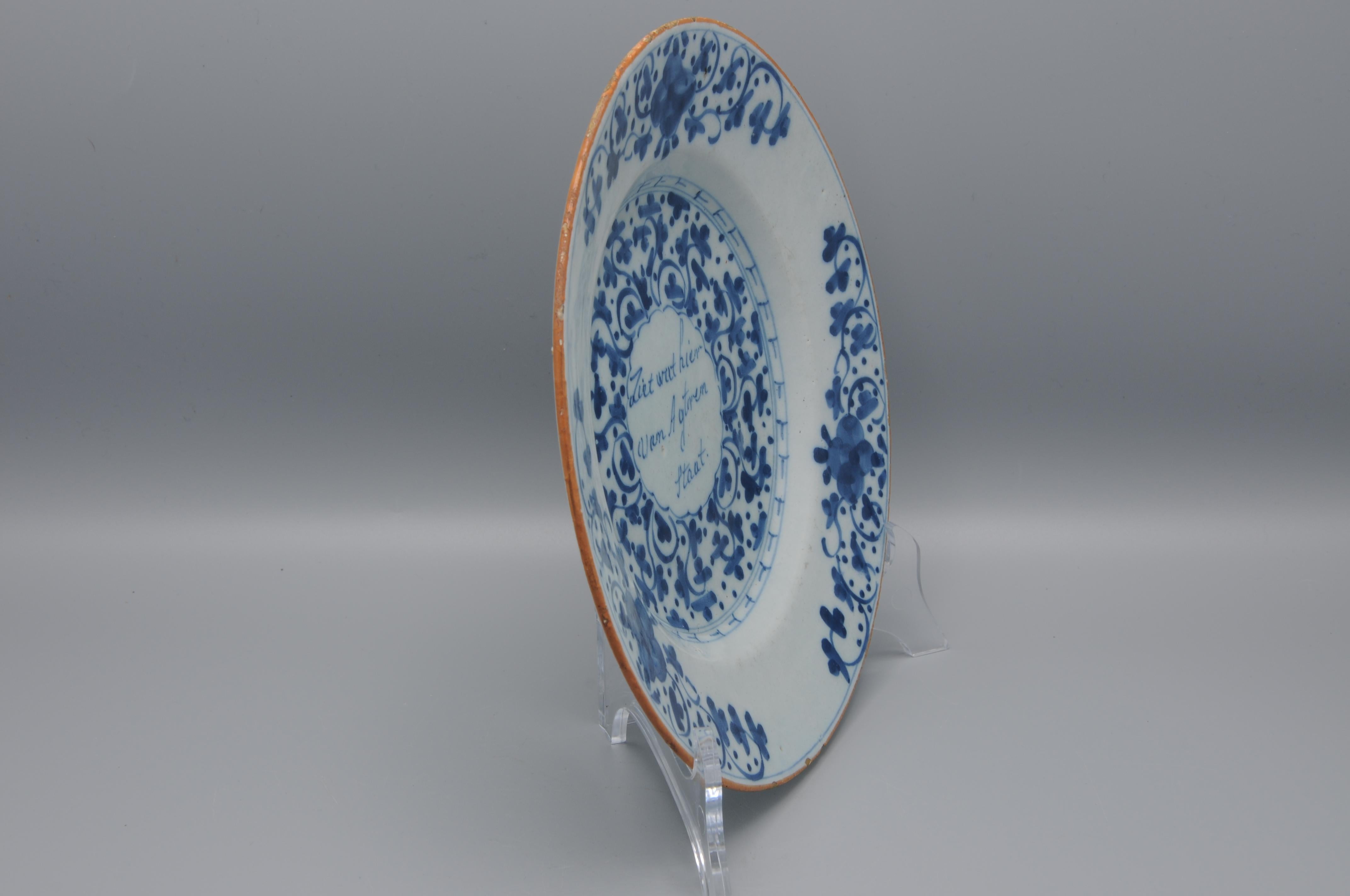 Delft - assiette parlante 'Ziet wat hier van agteren staat' - fin du 18ème siècle Bon état - En vente à DELFT, NL