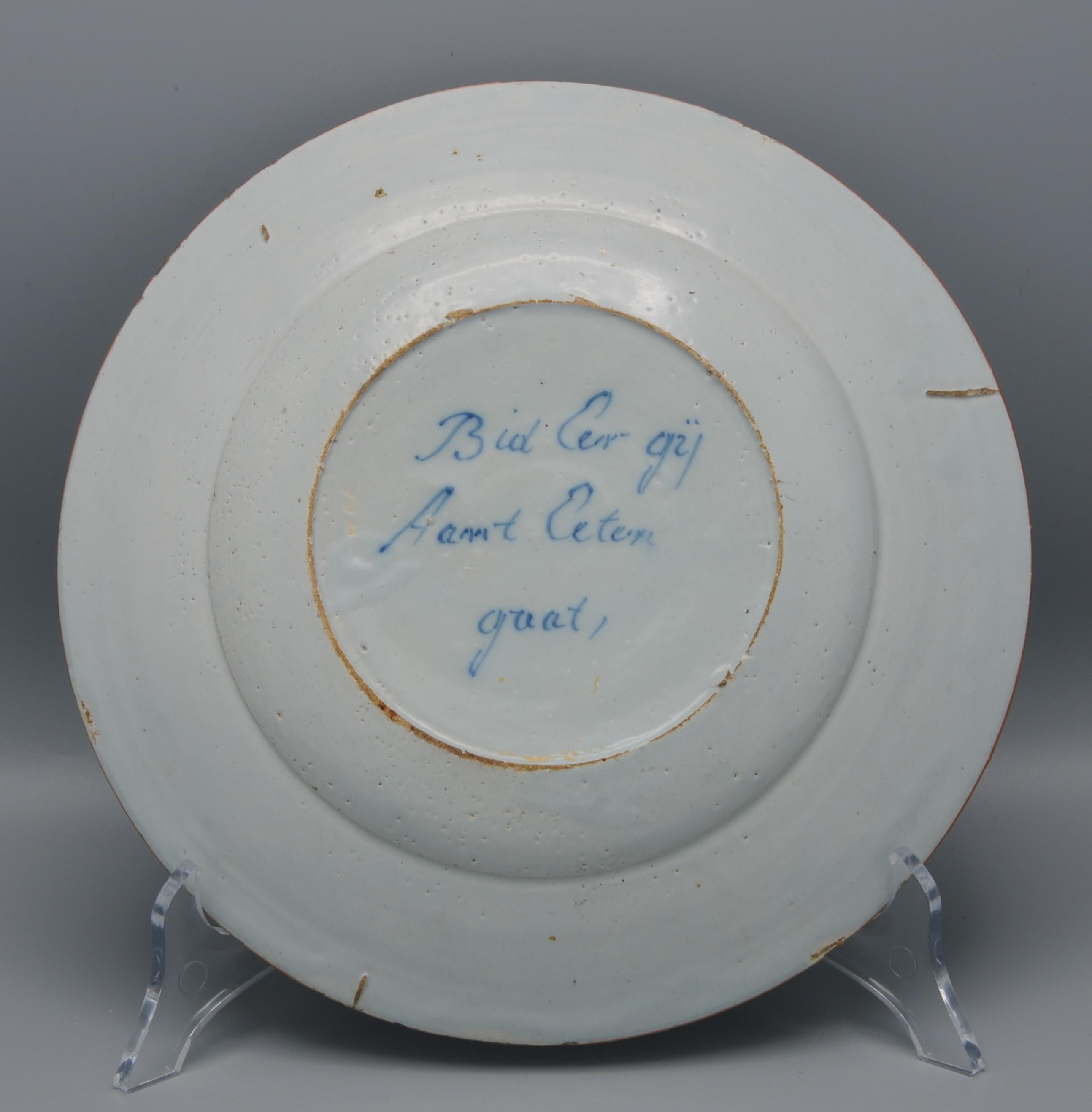 XVIIIe siècle Delft - assiette parlante 'Ziet wat hier van agteren staat' - fin du 18ème siècle en vente