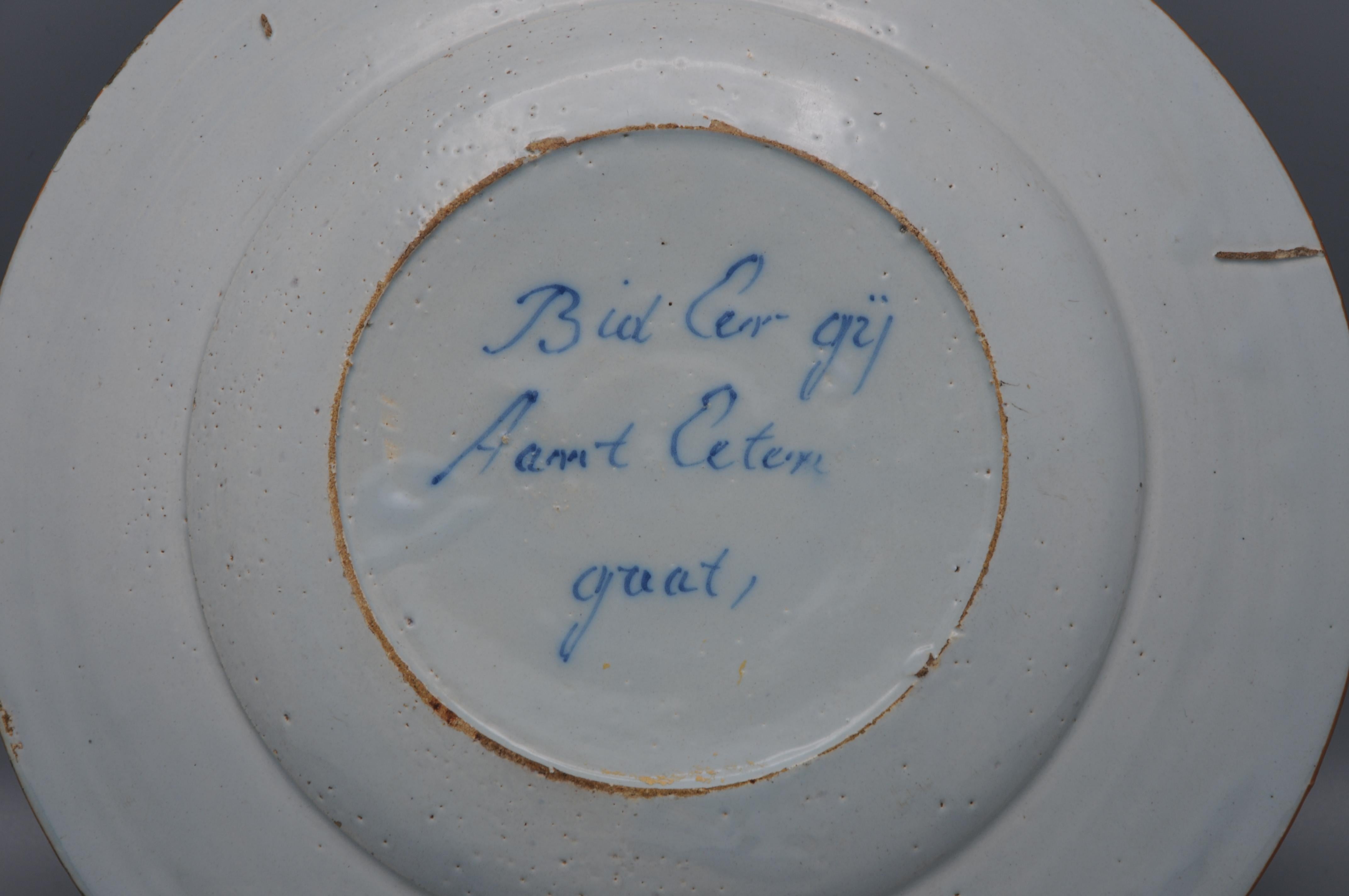 Poterie Delft - assiette parlante 'Ziet wat hier van agteren staat' - fin du 18ème siècle en vente