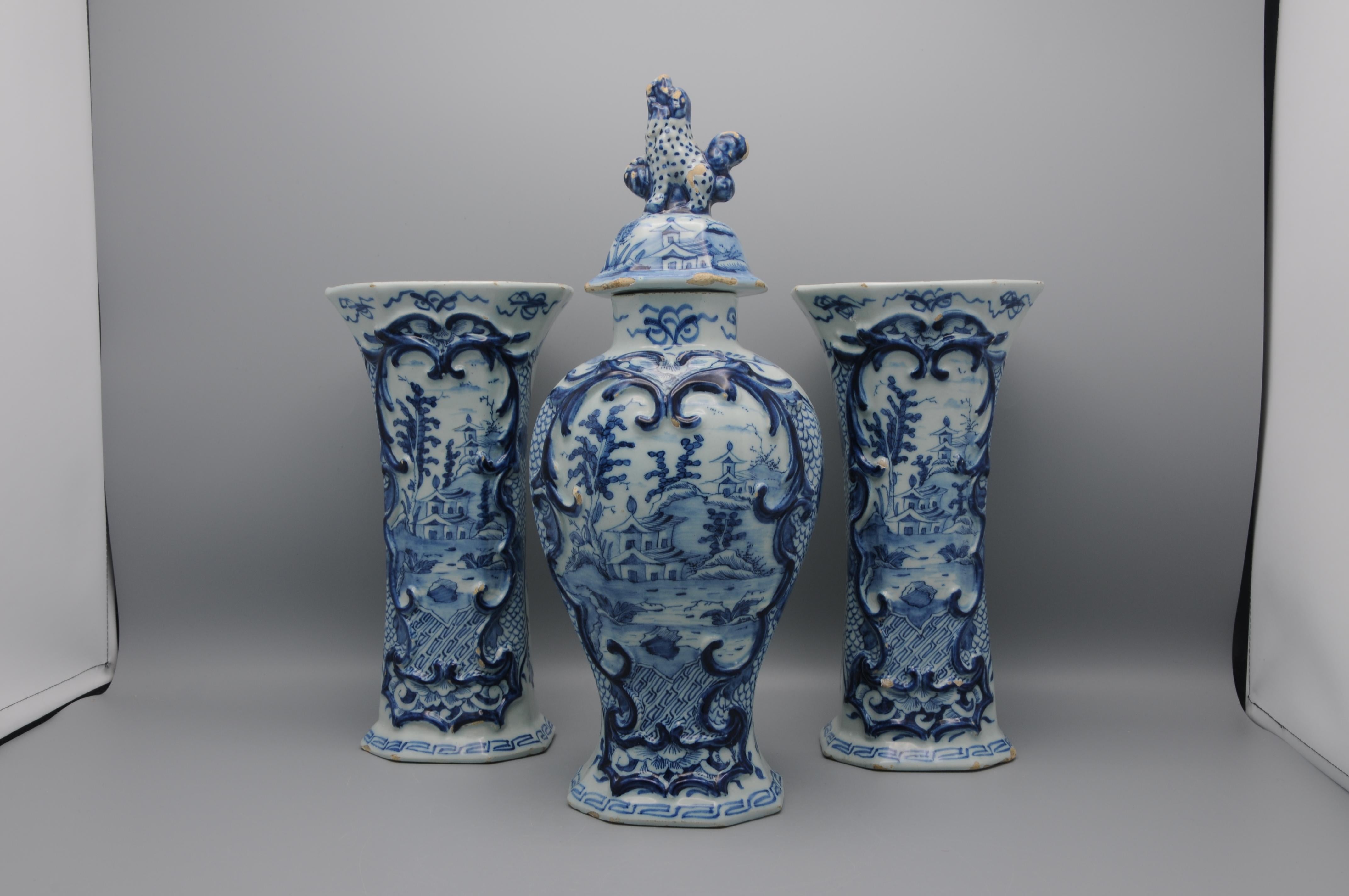 Jarrón y tapa de Delft de la manufactura 