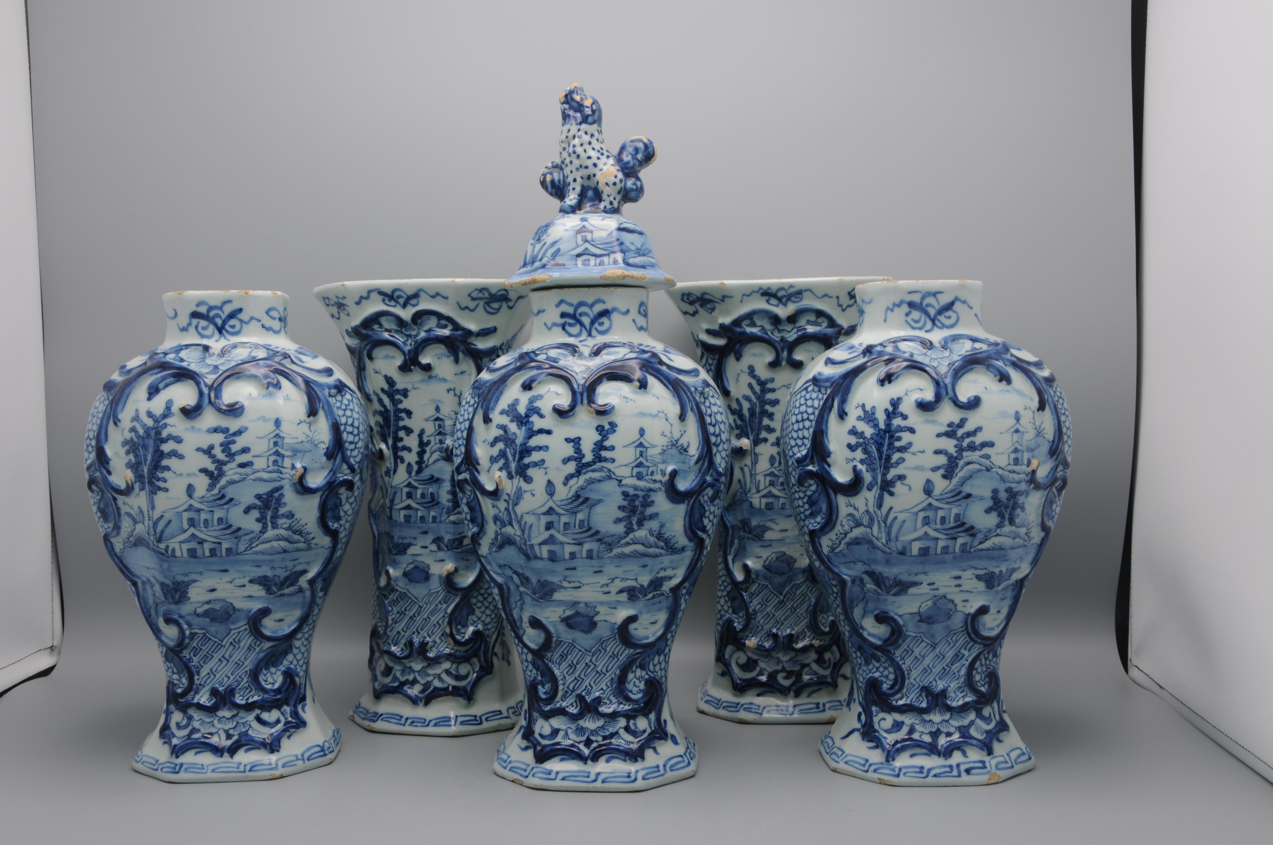 Jarrón y tapa de Delft de la manufactura 