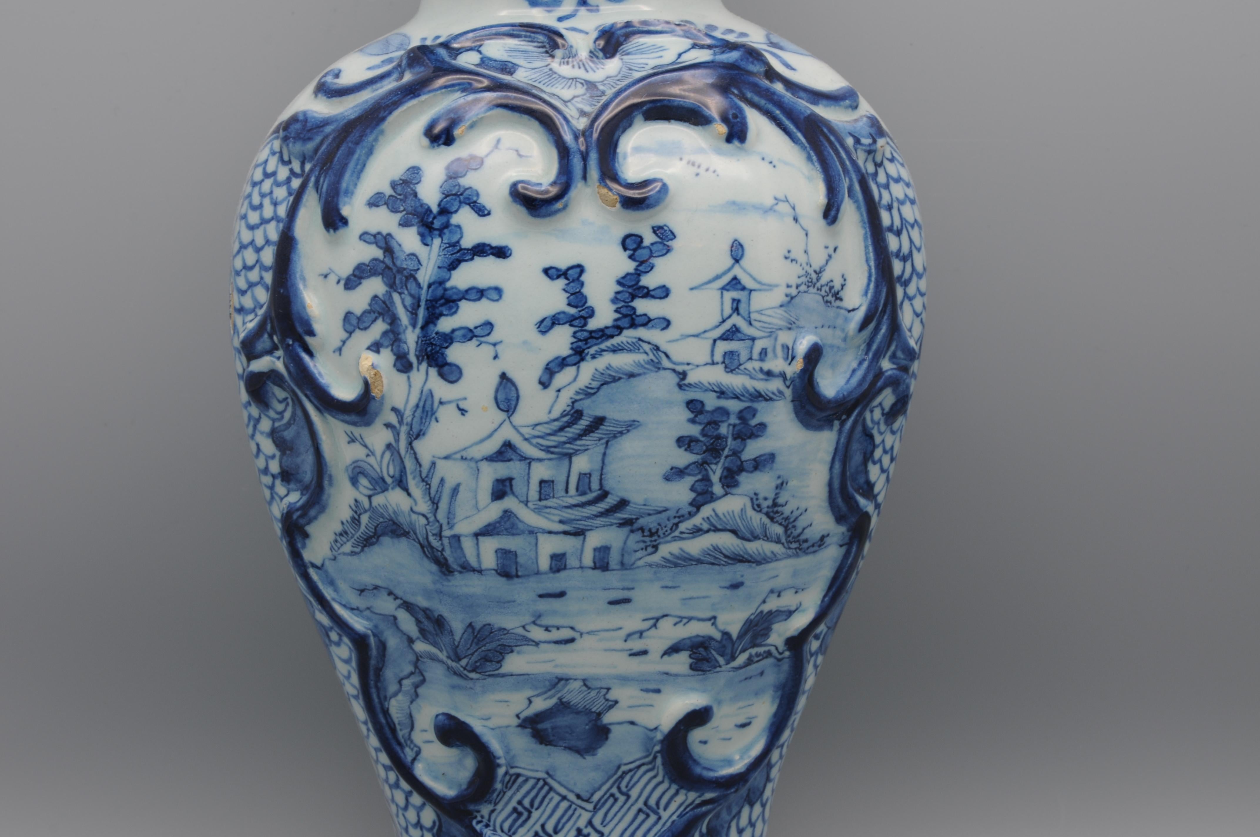 Jarrón y tapa de Delft de la manufactura 