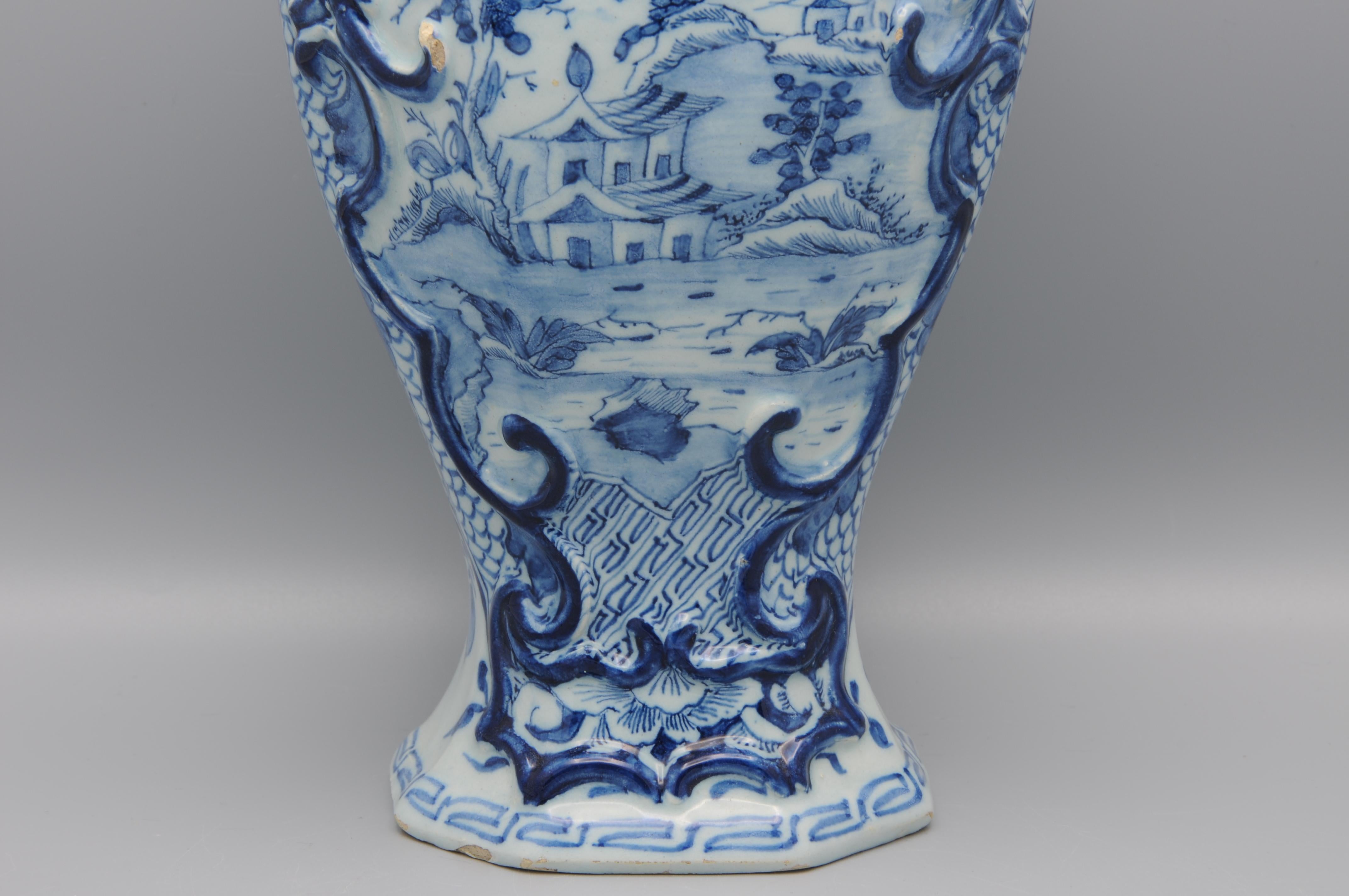 Jarrón y tapa de Delft de la manufactura 