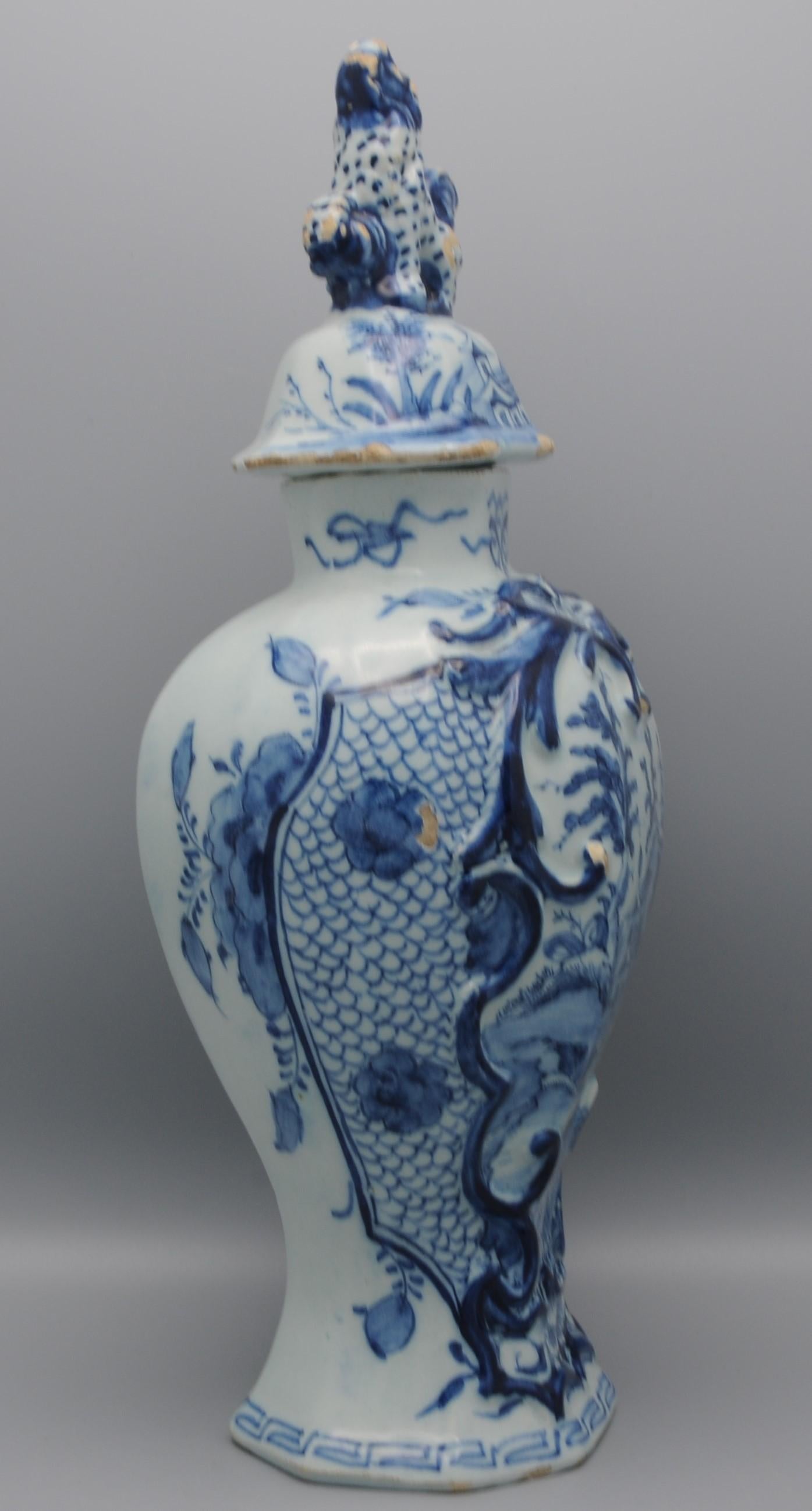 Jarrón y tapa de Delft de la manufactura 
