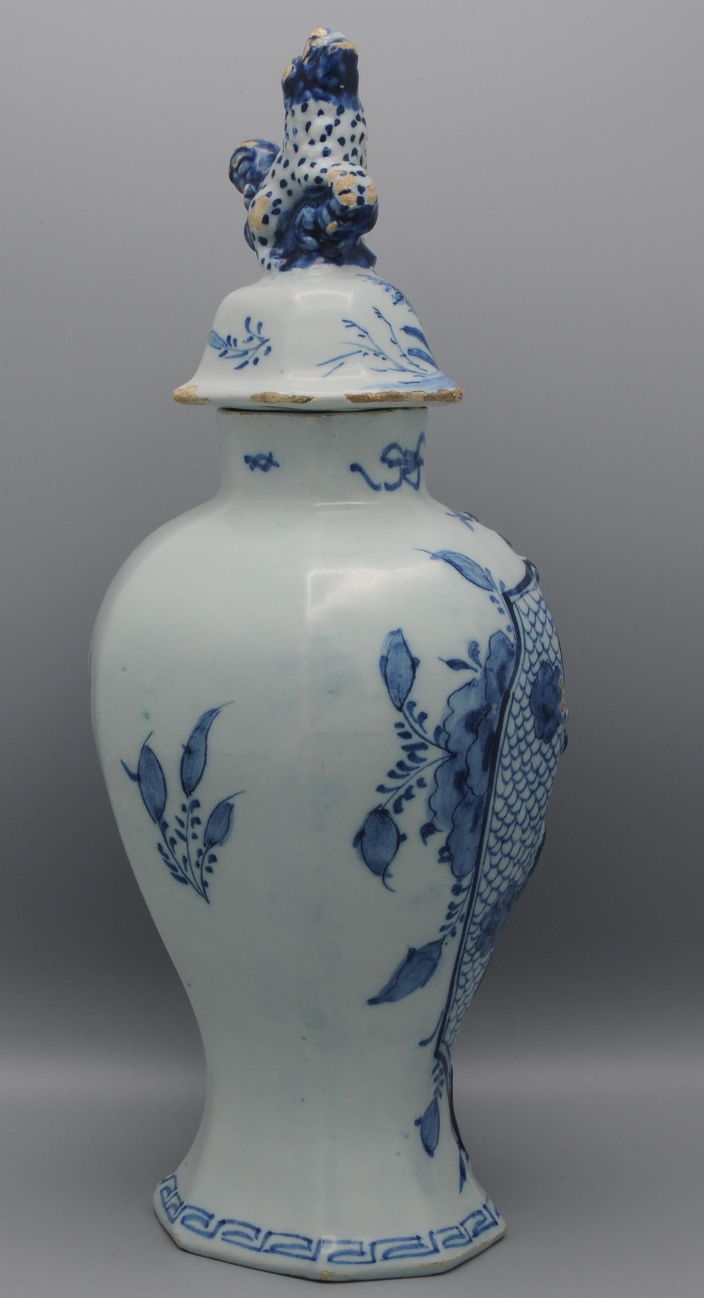 Jarrón y tapa de Delft de la manufactura 