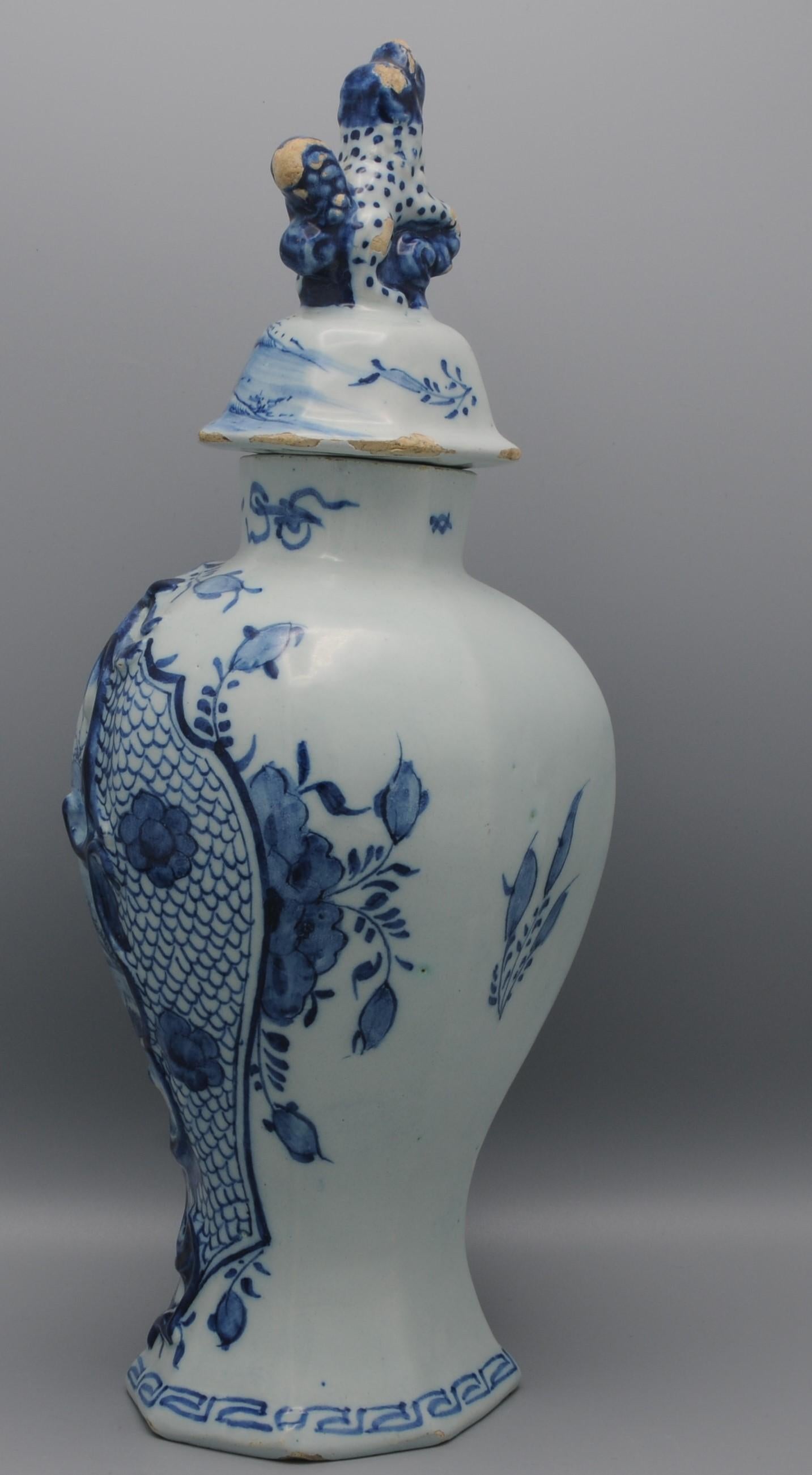 Jarrón y tapa de Delft de la manufactura 
