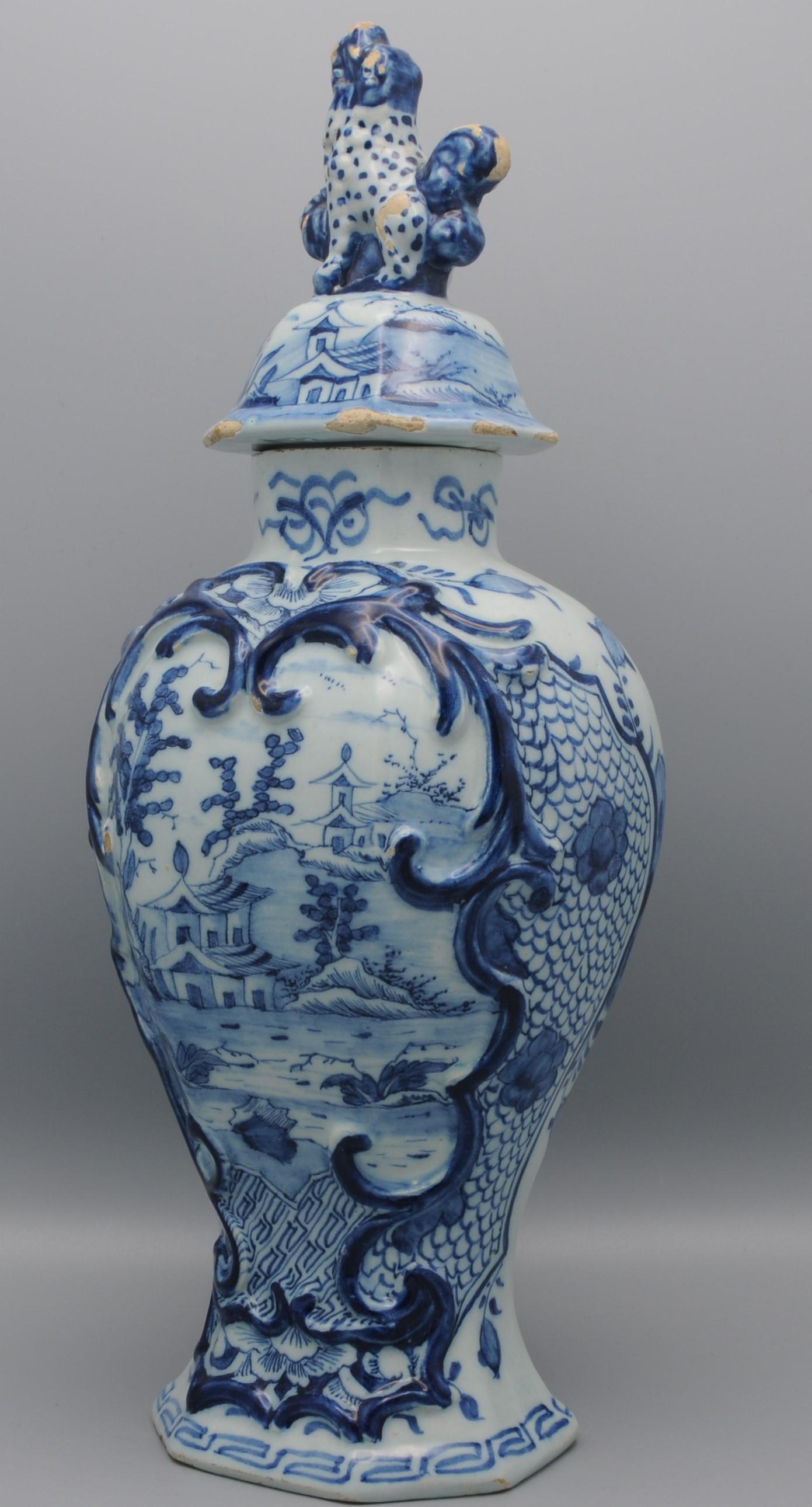Jarrón y tapa de Delft de la manufactura 
