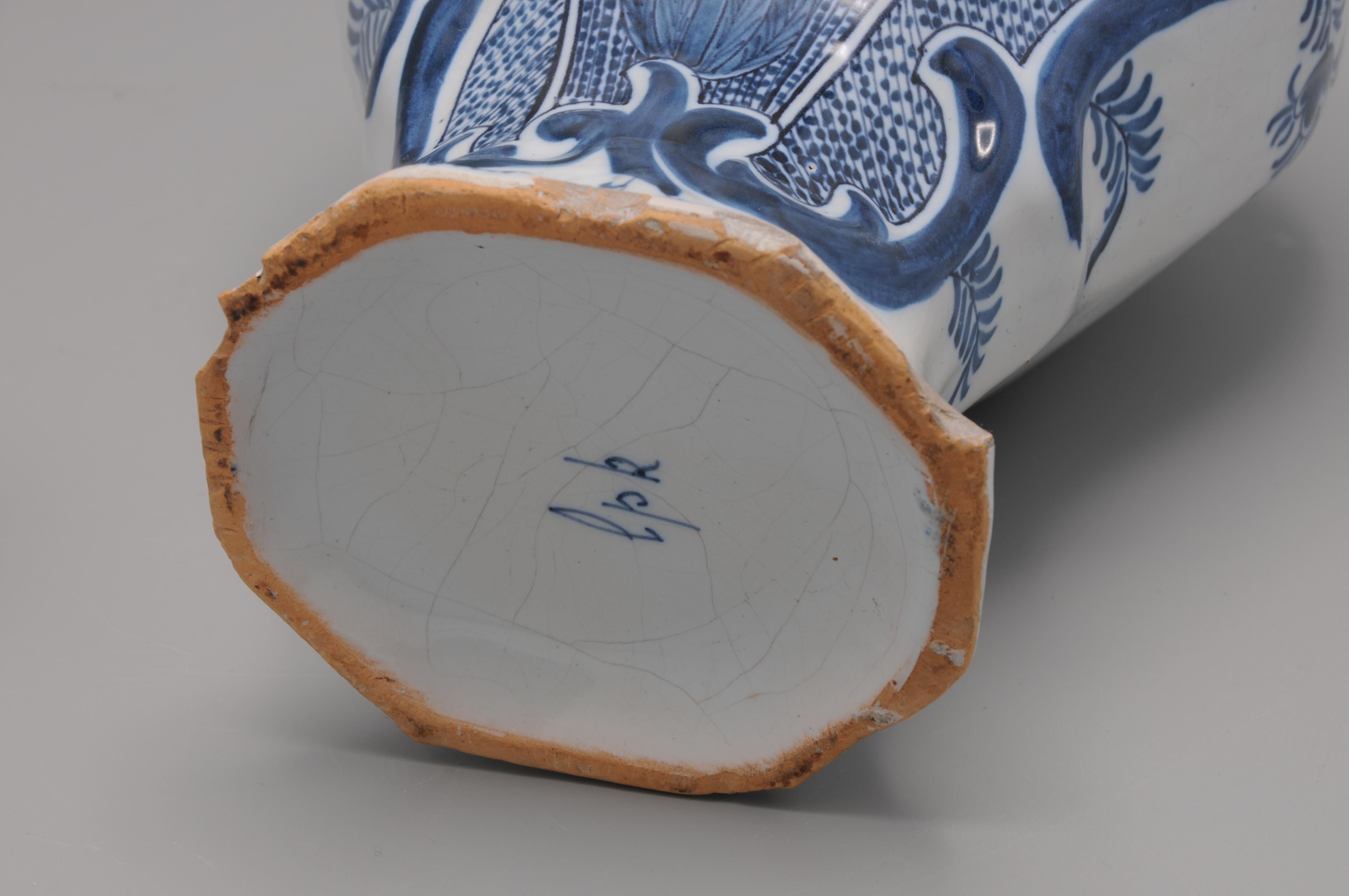Vernissé Vase de Delft de fabrication The Lampetkan, 18e siècle en vente