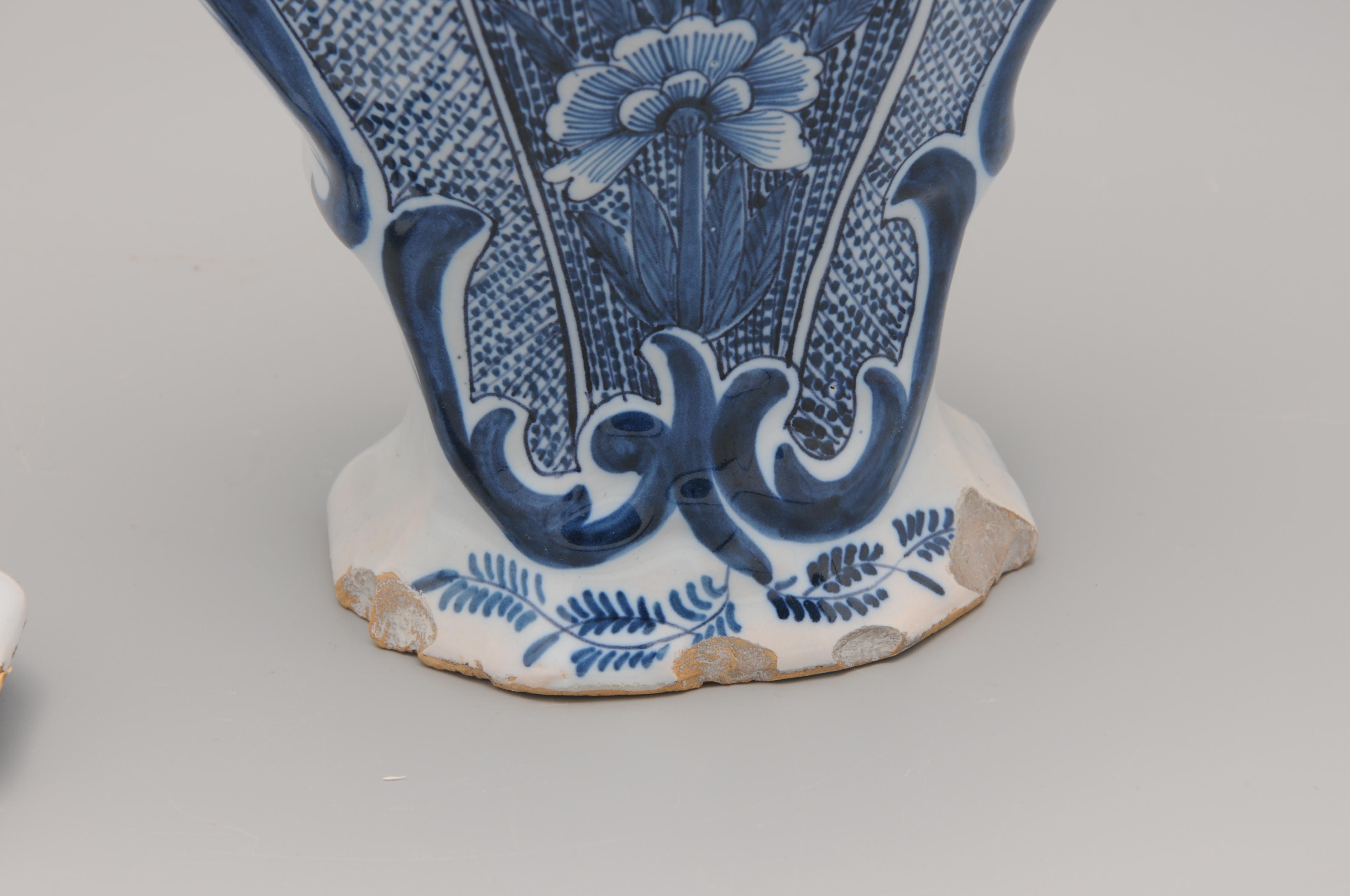 Vase de Delft de fabrication The Lampetkan, 18e siècle État moyen - En vente à DELFT, NL