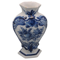 Jarrón de Delft de la manufactura "The Claauw", siglo XVIII