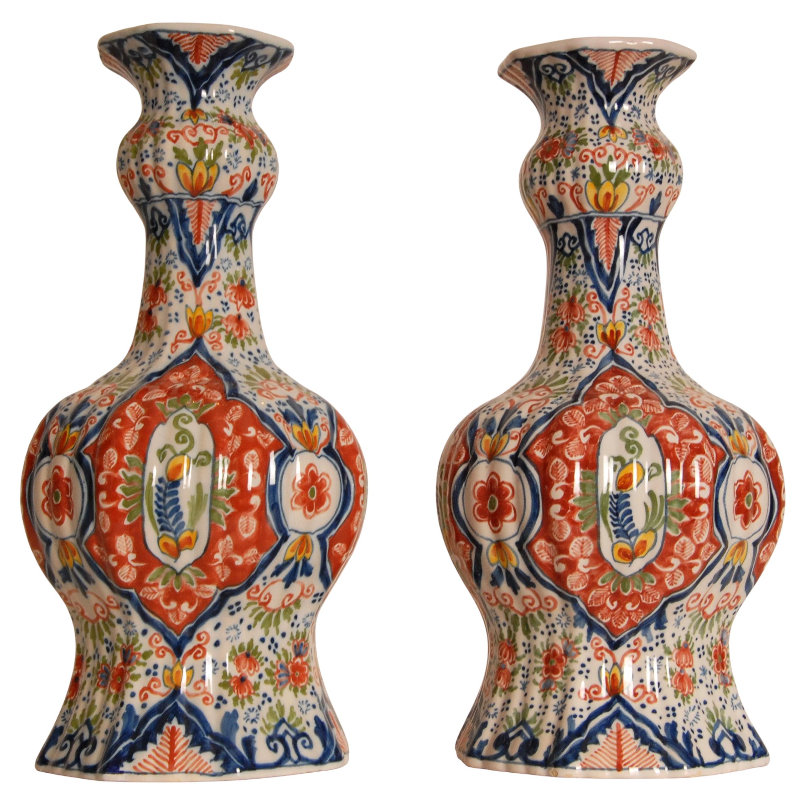 Vasi Delft Vasi a pomello policromi Vasi Delft d'epoca in ceramica a coppia in vendita