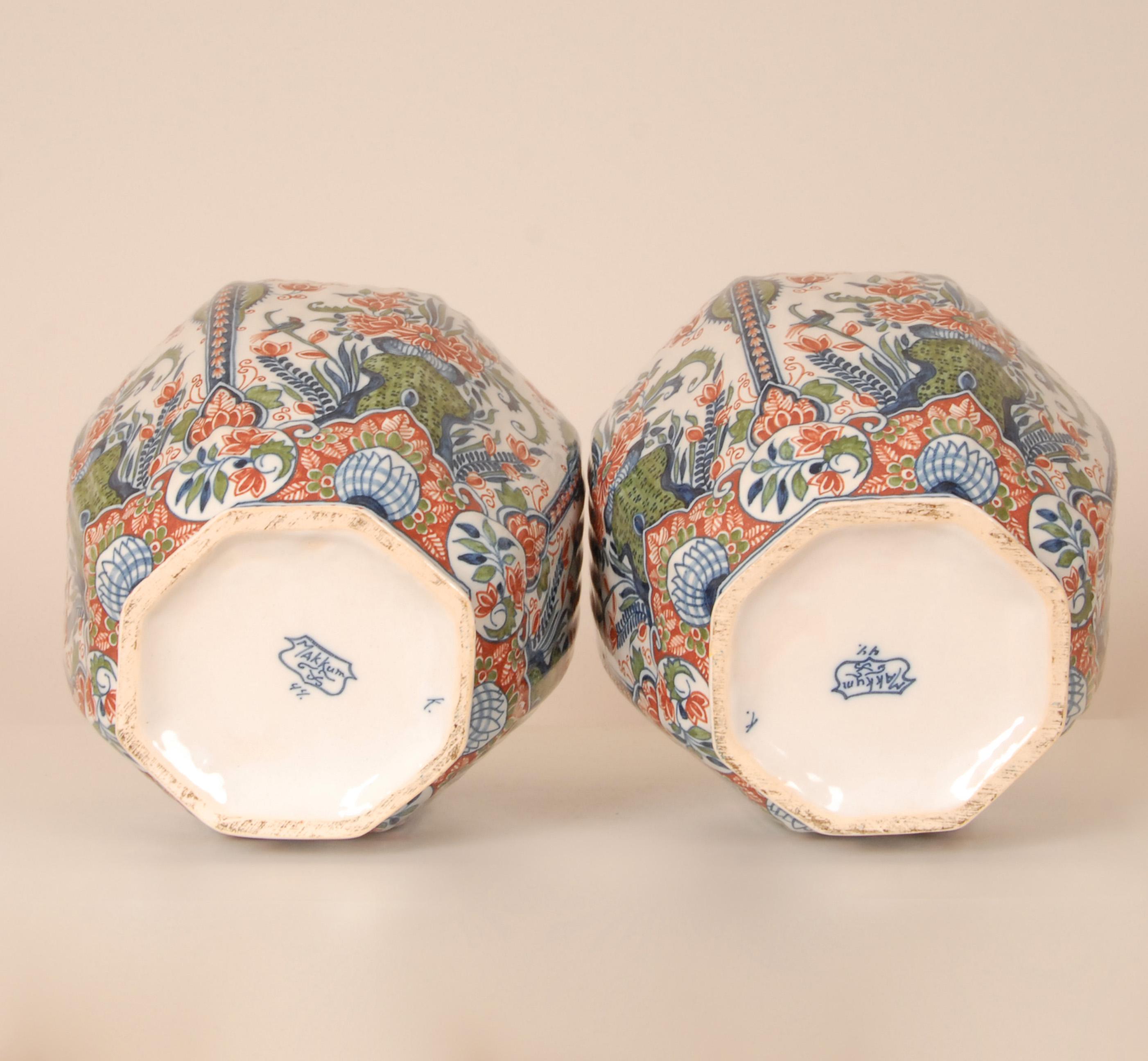 Delft Vasen Groß abgedeckt Krüge Tinglazed Keramik Polychrome Chinoiserie ein Paar im Angebot 2