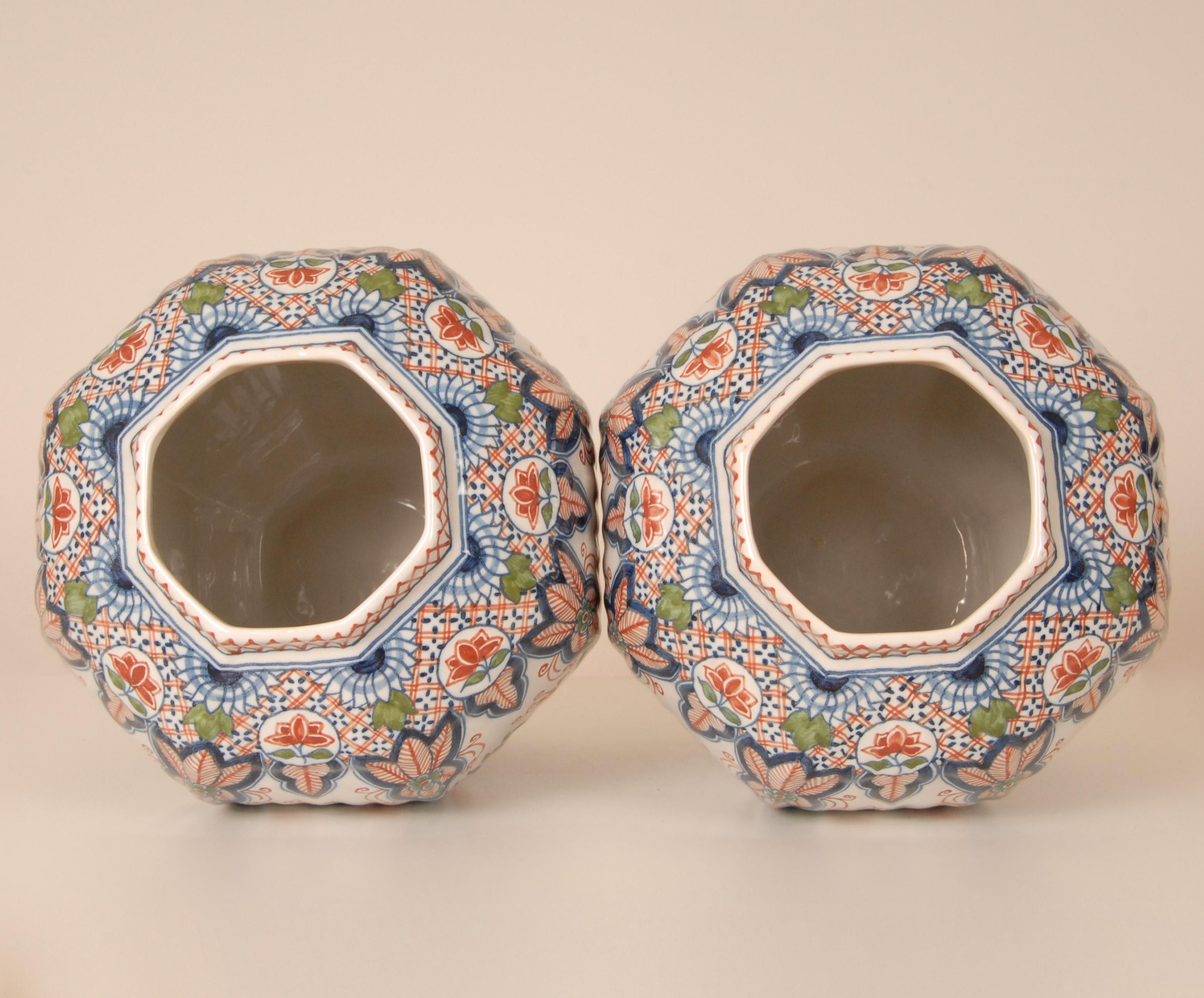 Delft Vasen Groß abgedeckt Krüge Tinglazed Keramik Polychrome Chinoiserie ein Paar im Angebot 3