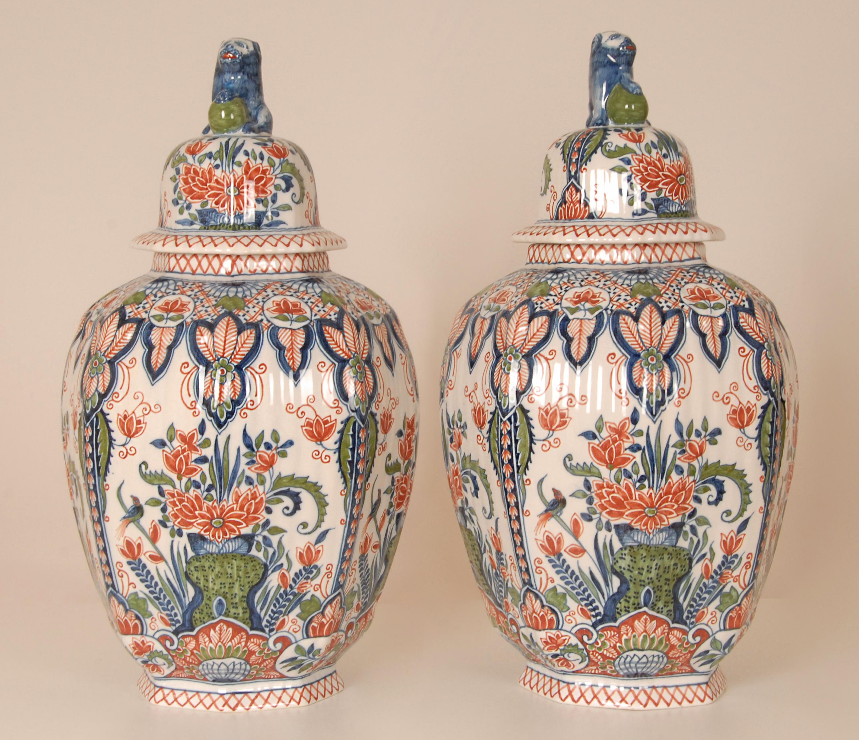 Delft Vasen Groß abgedeckt Krüge Tinglazed Keramik Polychrome Chinoiserie ein Paar im Angebot 4